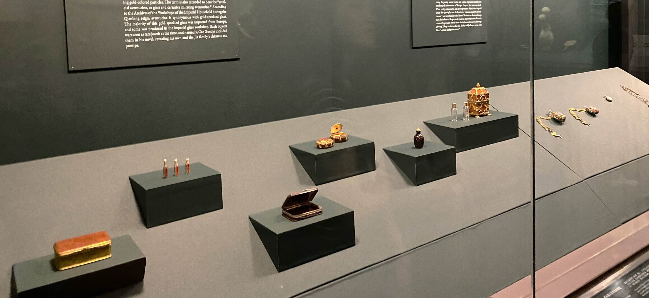 「看得見的紅樓夢」特展，第二單元「異物奇貨」，展出書中對應的外國舶來品，揭示作者所處的時代宮廷，熱衷於「洋貨」的仿效風潮。（攝影／朱佑霖）