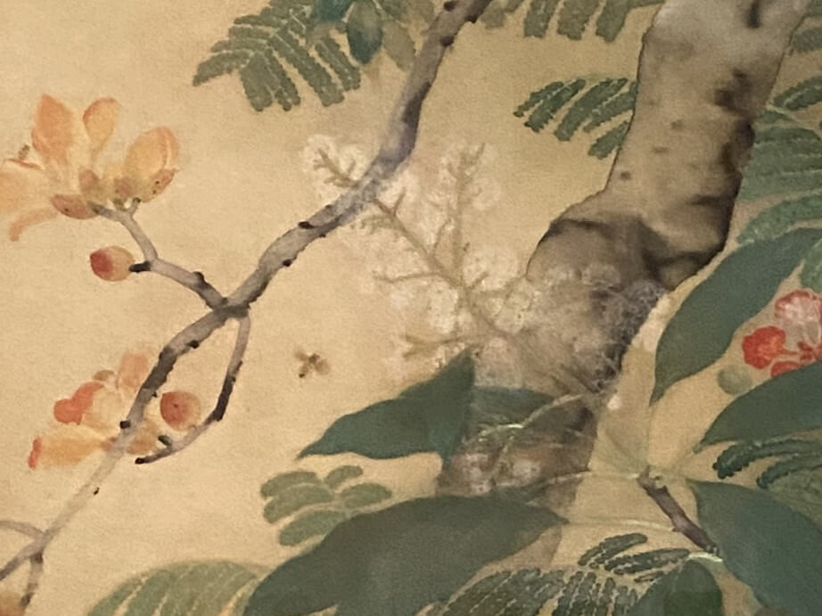 林玉山以膠彩描繪《春夏花卉》帶有朦朧美感的臺灣花木,畫面中心有一只扇翅蜜蜂,清洗淡化黴斑後的面貌。(攝影/朱佑霖)