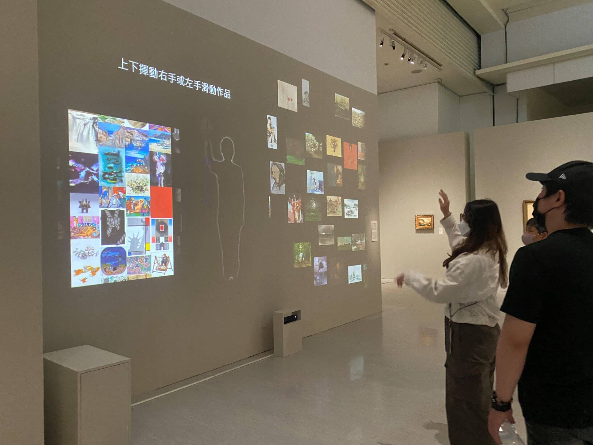 展場以數位互動裝置呈現來自順天美術館的670件收藏。(攝影/朱佑霖)