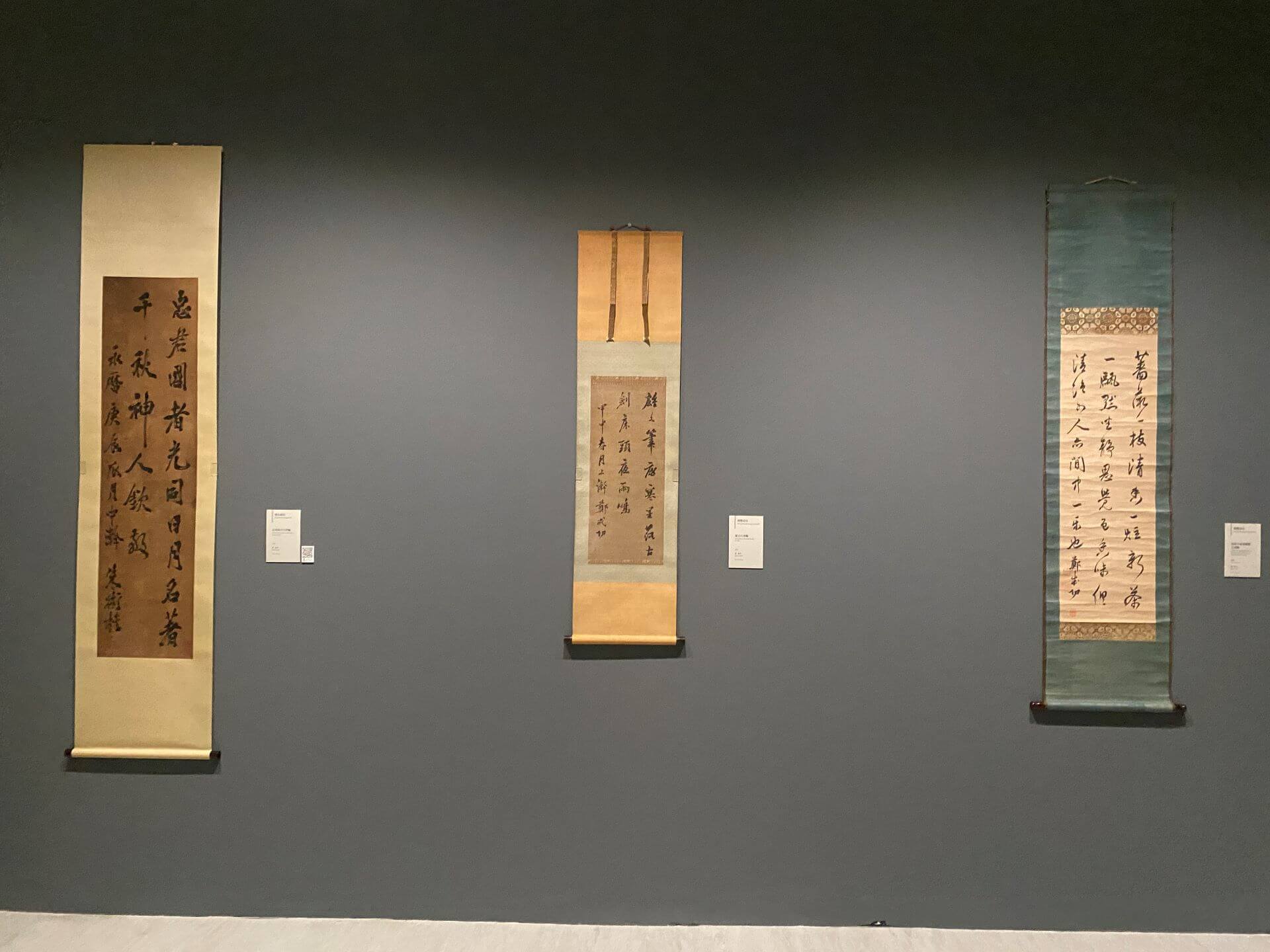 陳列於本展入口的三件書法，（傳）朱術桂《忠君格言行書軸》與（傳）鄭成功《行文行書軸》、《四庫全書尋樂篇行書》。（攝影／劉錡豫）