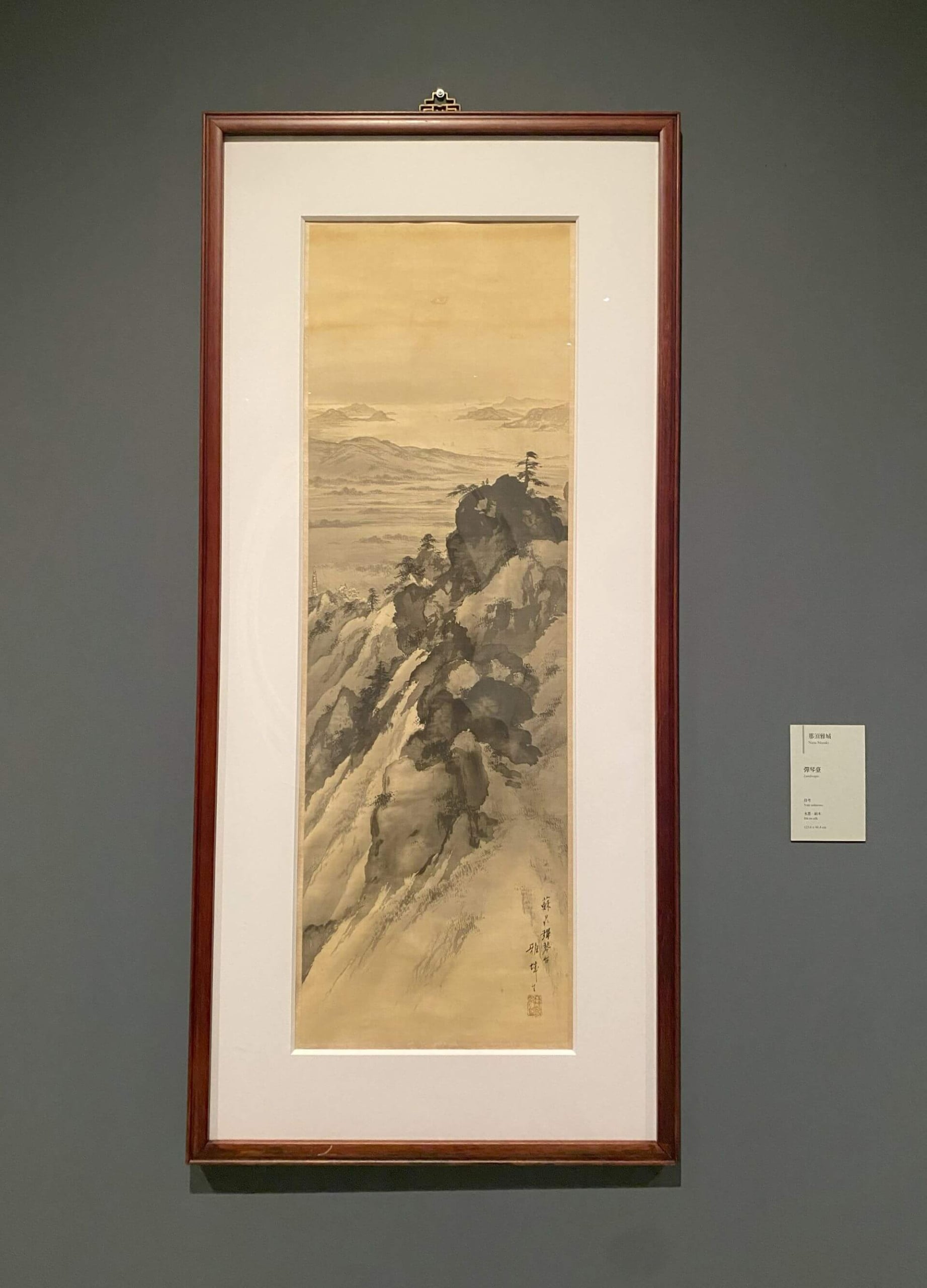 那須雅城，《彈琴臺》，年代待考，絹本水墨，123.6×40.4公分，國立臺灣美術館典藏。（攝影／劉錡豫）