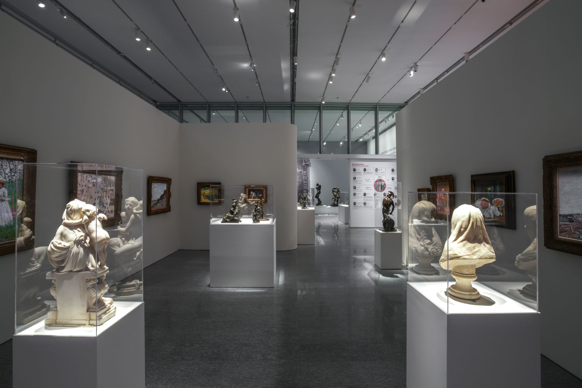 「真實本質:羅丹與印象派時代」展覽現場一景,19世紀末雕塑作品及印象派畫作。(攝影/林永昌,富邦美術館提供)