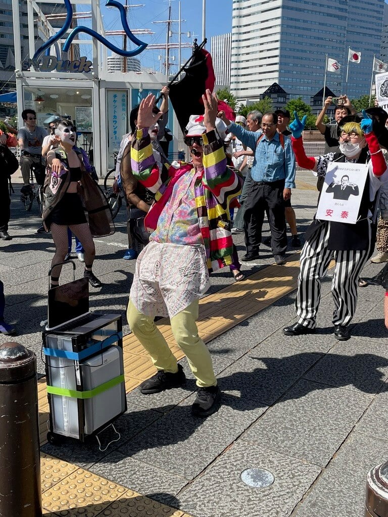山形童子的街道派對抗爭表演現場。（攝影／呂佩怡）