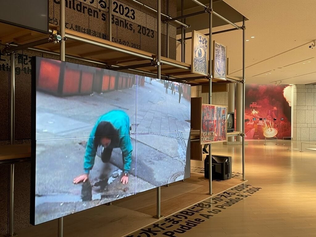 丹羽良德的行為錄像作品《將水坑A運到B》。（攝影／呂佩怡）