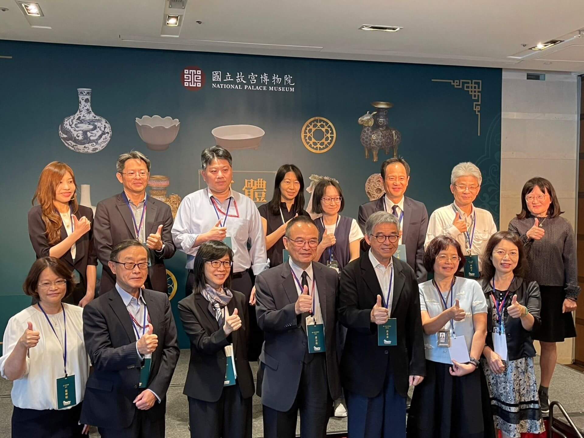 故宮蕭宗煌院長(前排中),率領故宮團隊向媒體表達感謝支持。(本刊資料室)
