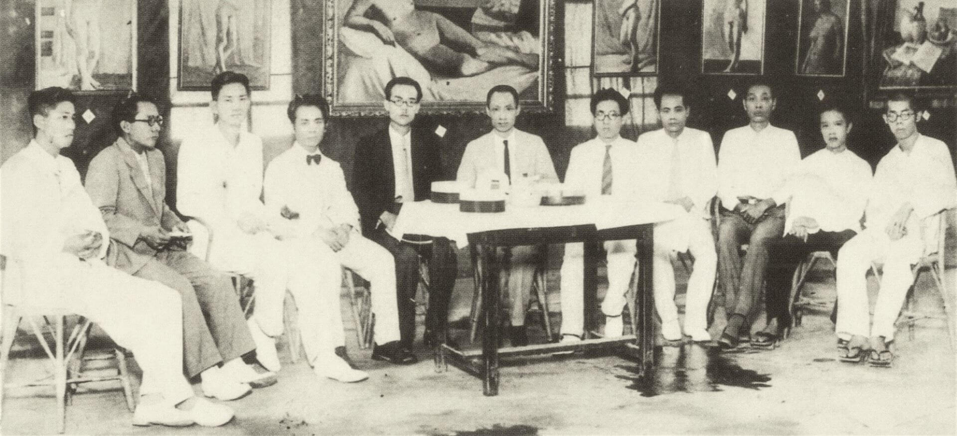1931年赤島社成員於臺南公會堂合照，牆上左一、右四即為郭柏川的裸女習作。（《日治時期美術團體1895-1945》，頁148）