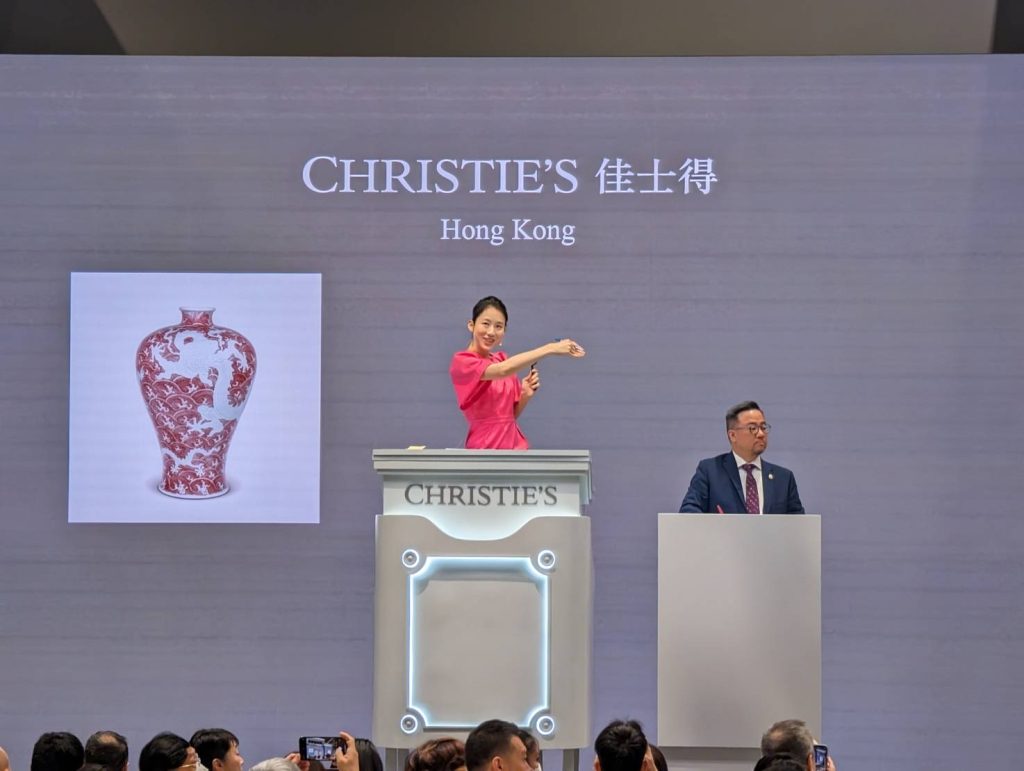 2024佳士得香港春拍古董：望星樓百分百成交，雍正釉裡紅蒼龍教子圖梅瓶7812.5萬港元