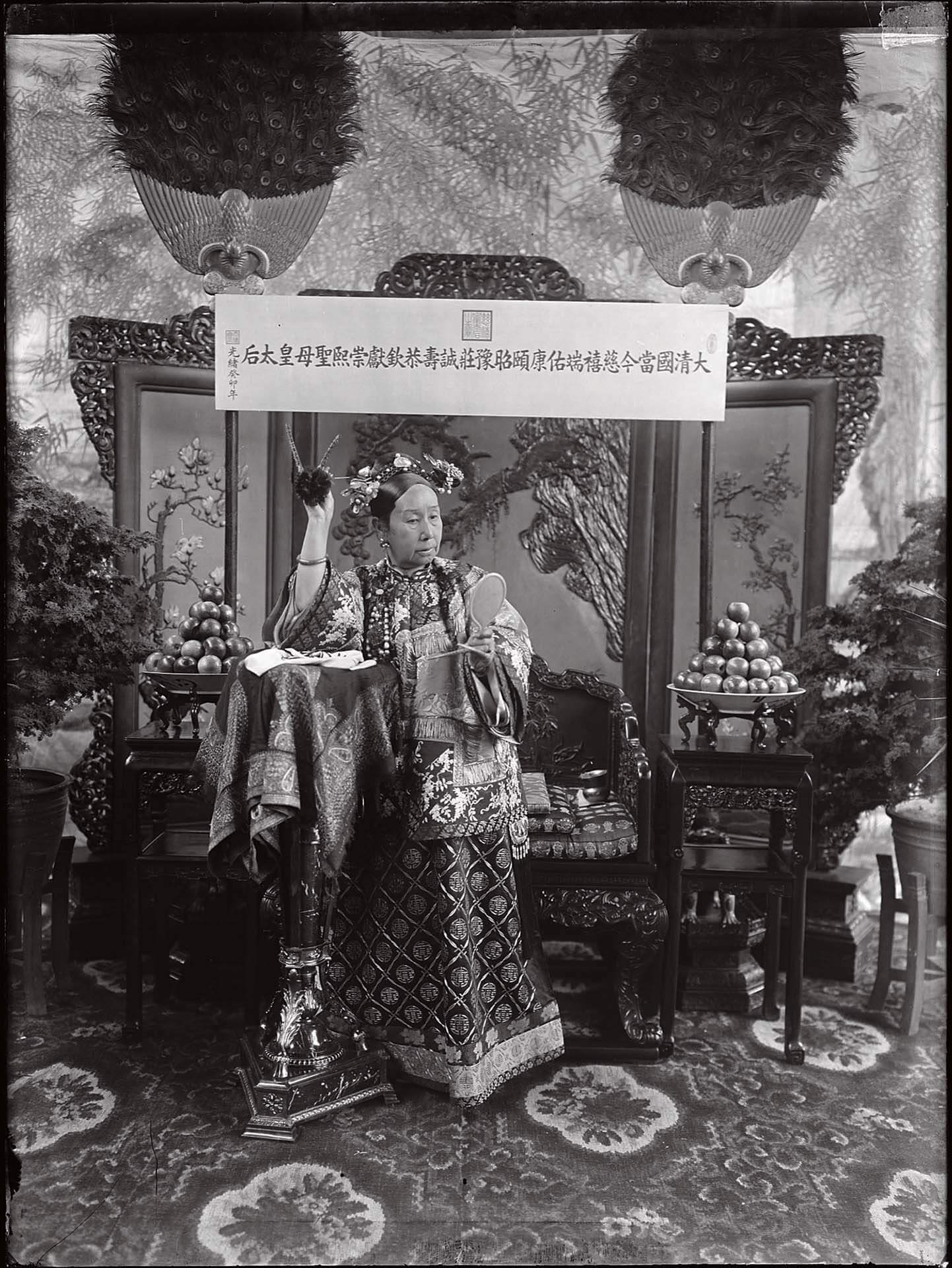 裕勛齡拍攝的慈禧太后中有一類動作嫵媚的照片，慈禧可能原先打算個人收藏欣賞，未料照片會進入公眾視野。