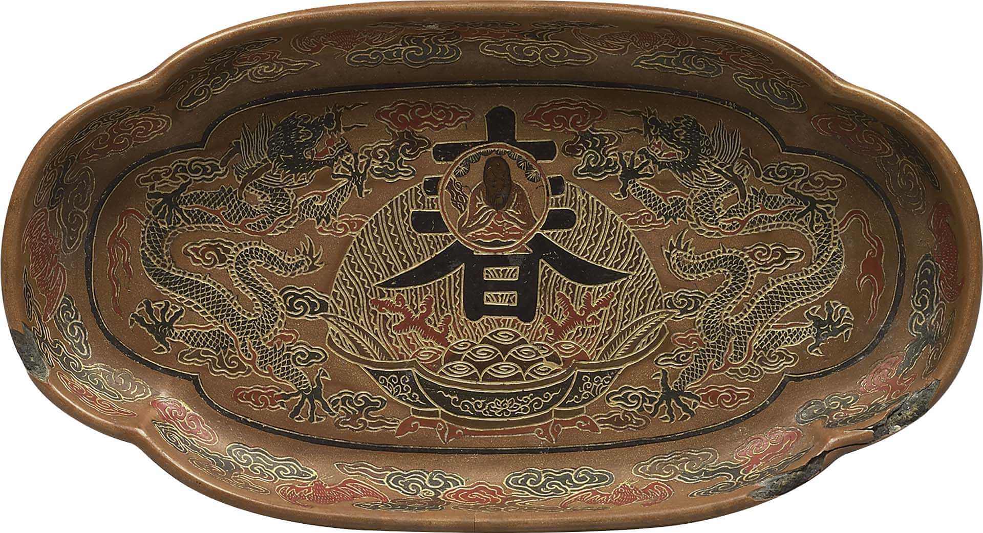 清乾隆〈戧金填漆壽春盤〉，木竹漆器，長14.6公分，寬8公分，高7公分，國立故宮博物院藏。