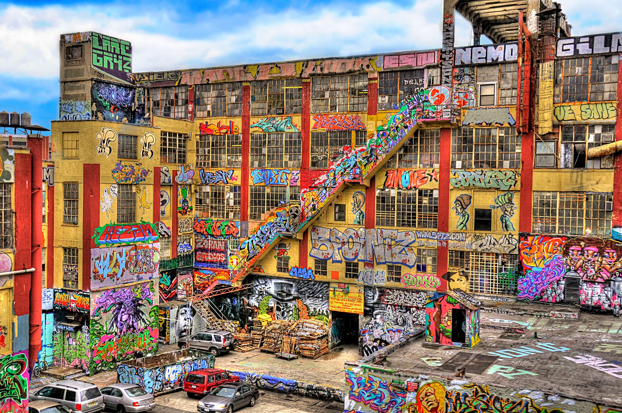 牆上佈滿塗鴉的5Pointz曾是紐約市皇后區著名景點。(攝影:iamNigelMorris,CC-BY 2.0)