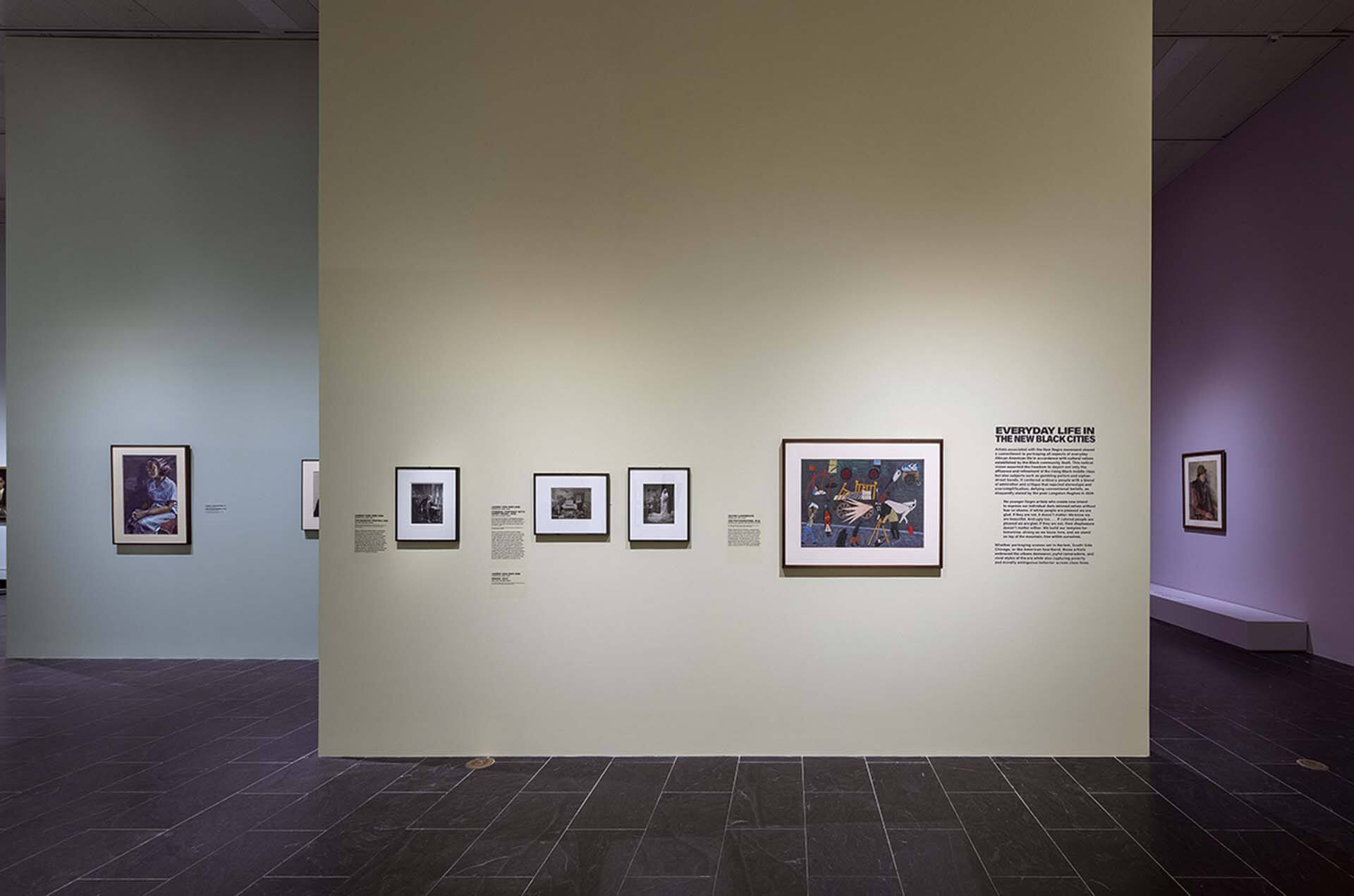 展覽主題之一「新黑人城市的日常生活」，展出海爾．伍德拉夫、雅各布．勞倫斯與詹姆斯．范德澤等人作品，作為哈林文藝復興時期的重要歷史紀錄。（攝影／Anna-Marie Kellen，大都會藝術博物館提供）