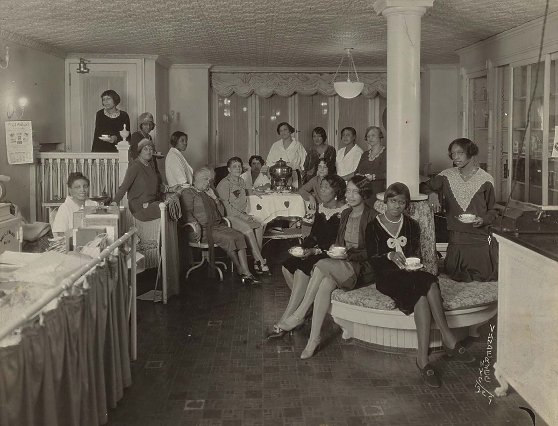 詹姆斯．范德澤，《C. J. Walker 女士美容院的下午茶時間》（Tea Time at Madam C. J. Walker’s Beauty Salon），明膠銀鹽相紙，19.1×24.4 cm，1929。（© Jame…