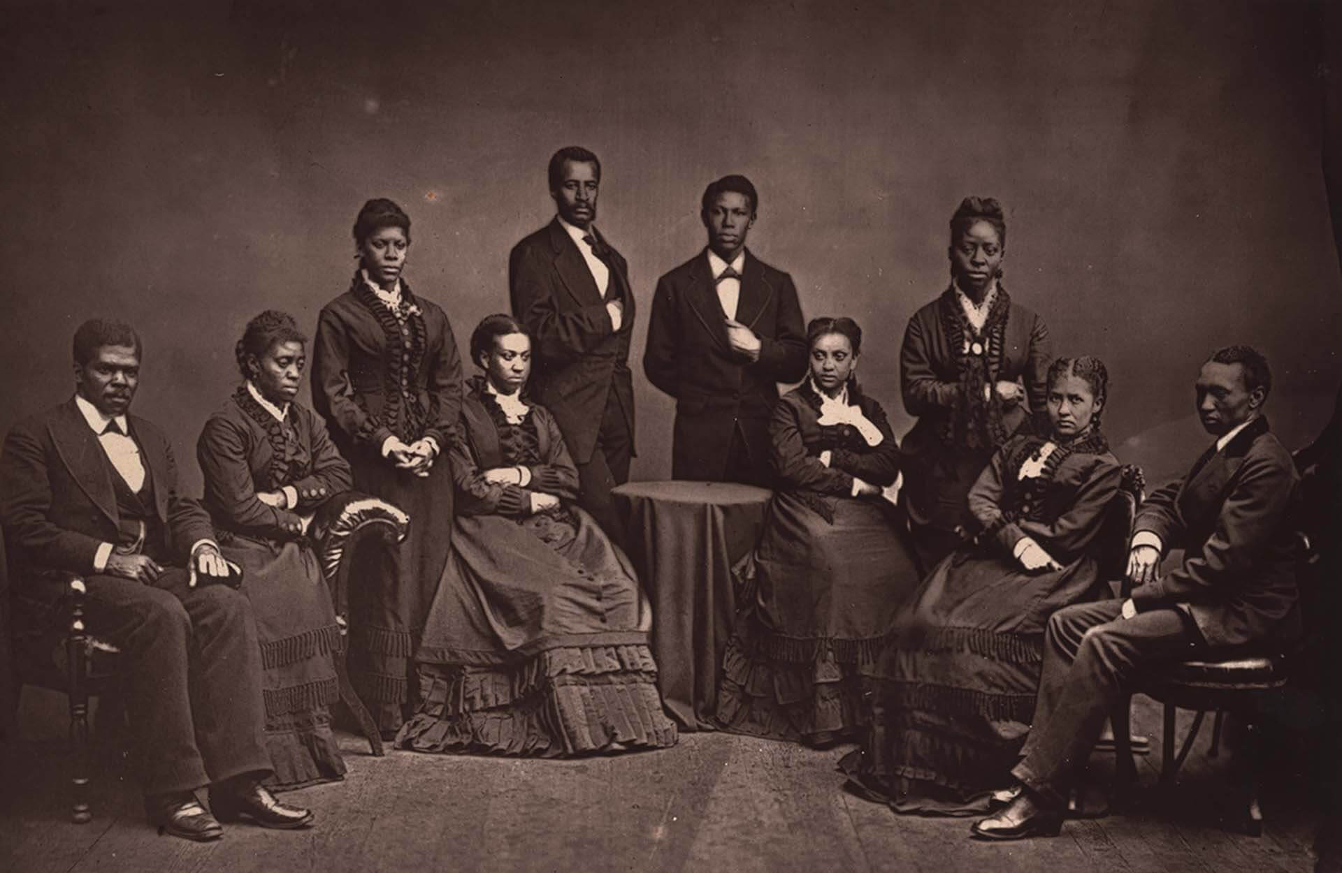 〈涉水而行〉的歌詞首次於 1901 年在菲斯克銀禧歌手（Fisk Jubilee Singers ）演唱的〈New Jubilee Songs〉中共同發表，作者是弗雷德里克．J．沃克（Frederick J. Work）與其兄弟約翰．韋斯利…