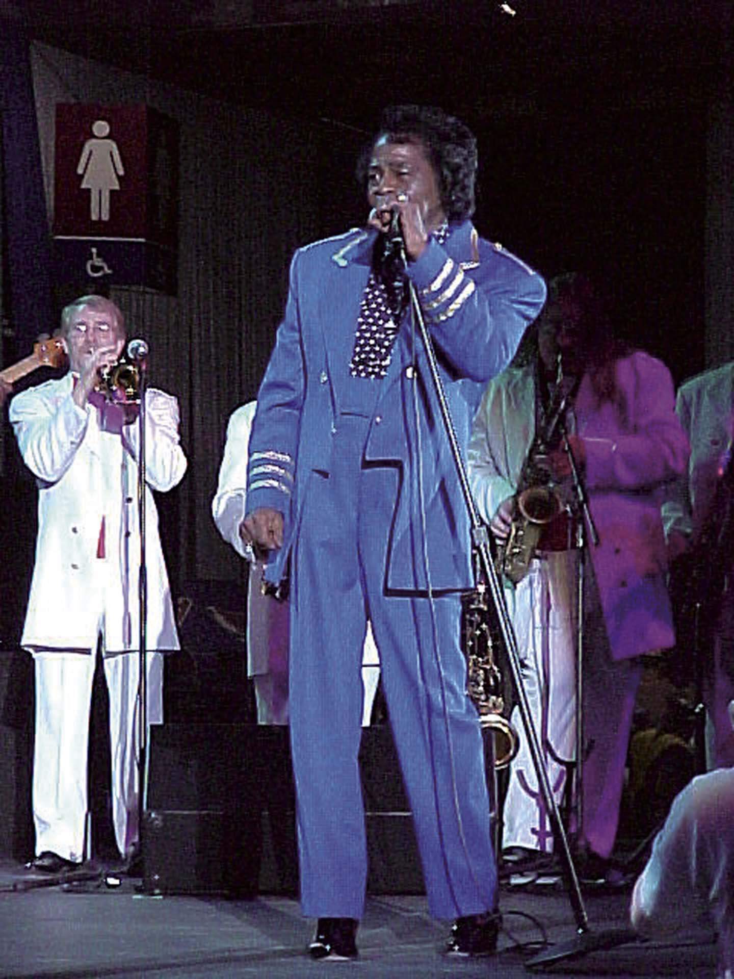 詹姆士．布朗（James Brown ）美國黑人歌手，被譽為美國靈魂樂的教父（Godfather of Soul），1953年開始演唱生涯，是嘻哈、迪斯科等音樂類型的奠基人，1950年代至1970年代中期，美國歌壇的兩次變革都與他有關。（©…