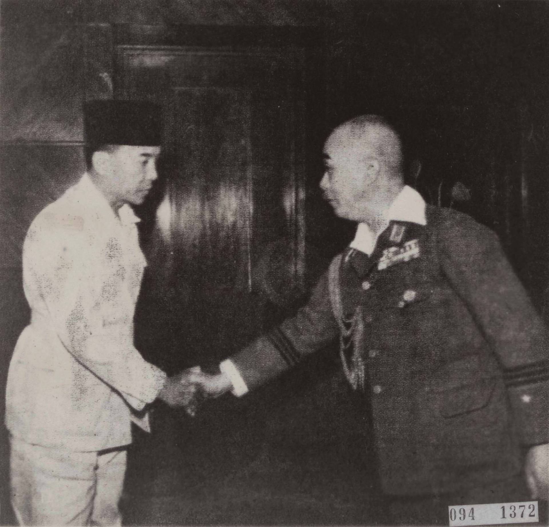蘇卡諾（左）與日軍合作對抗荷蘭殖民地軍隊，圖為1944年，他與日本少將山本茂一少將會面一景。（Public Domain）