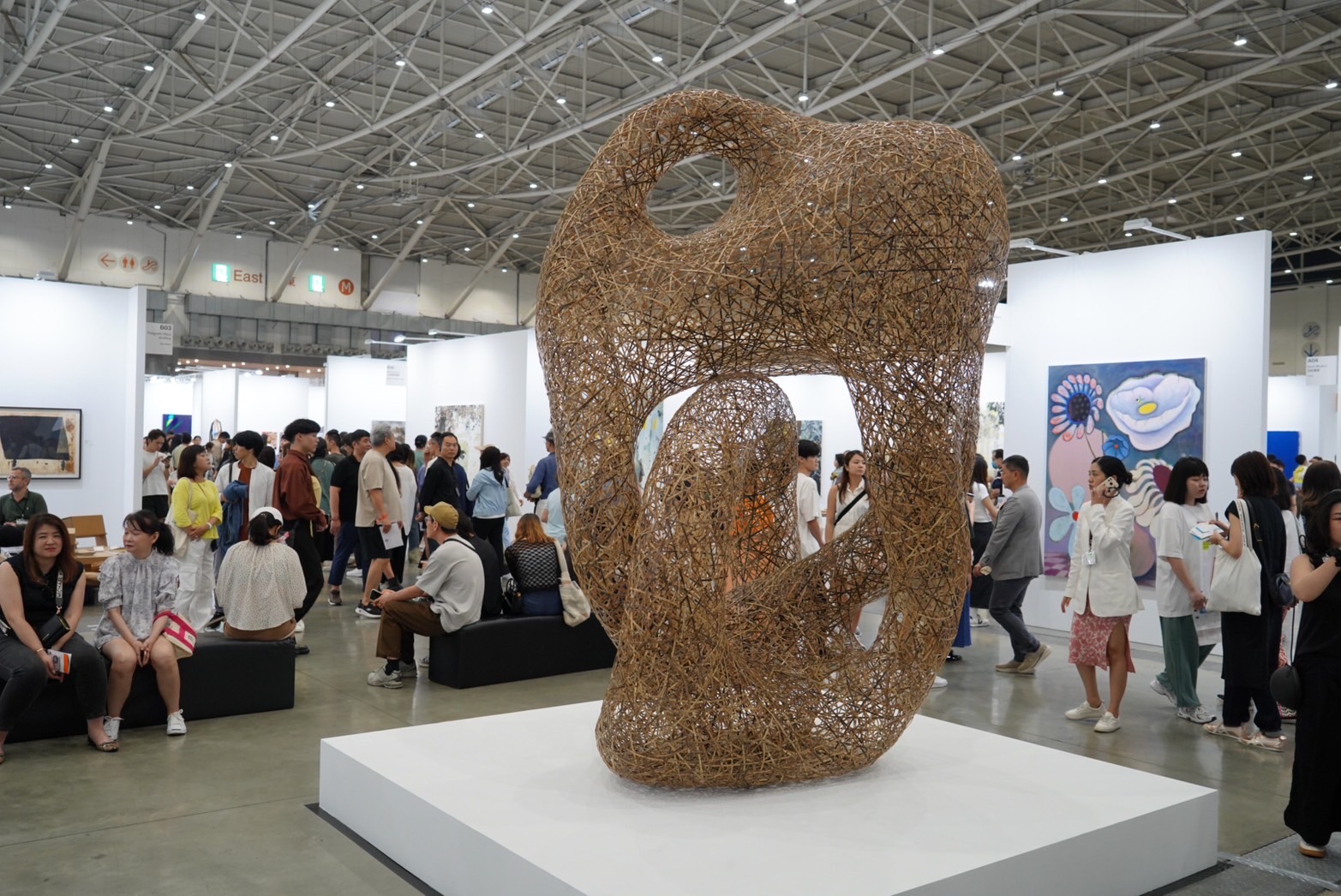 專精於古典工藝與文物的夢工房此次帶來「田邊竹雲齋」第四代傳人田邊健雄的個展，帶來竹與藤混邊的工藝作品，成為此次展會令許多藏家印象深刻的焦點之一。圖為田邊健雄大型裝置作品於台北當代藝博展會現場。（攝影／陳晞）