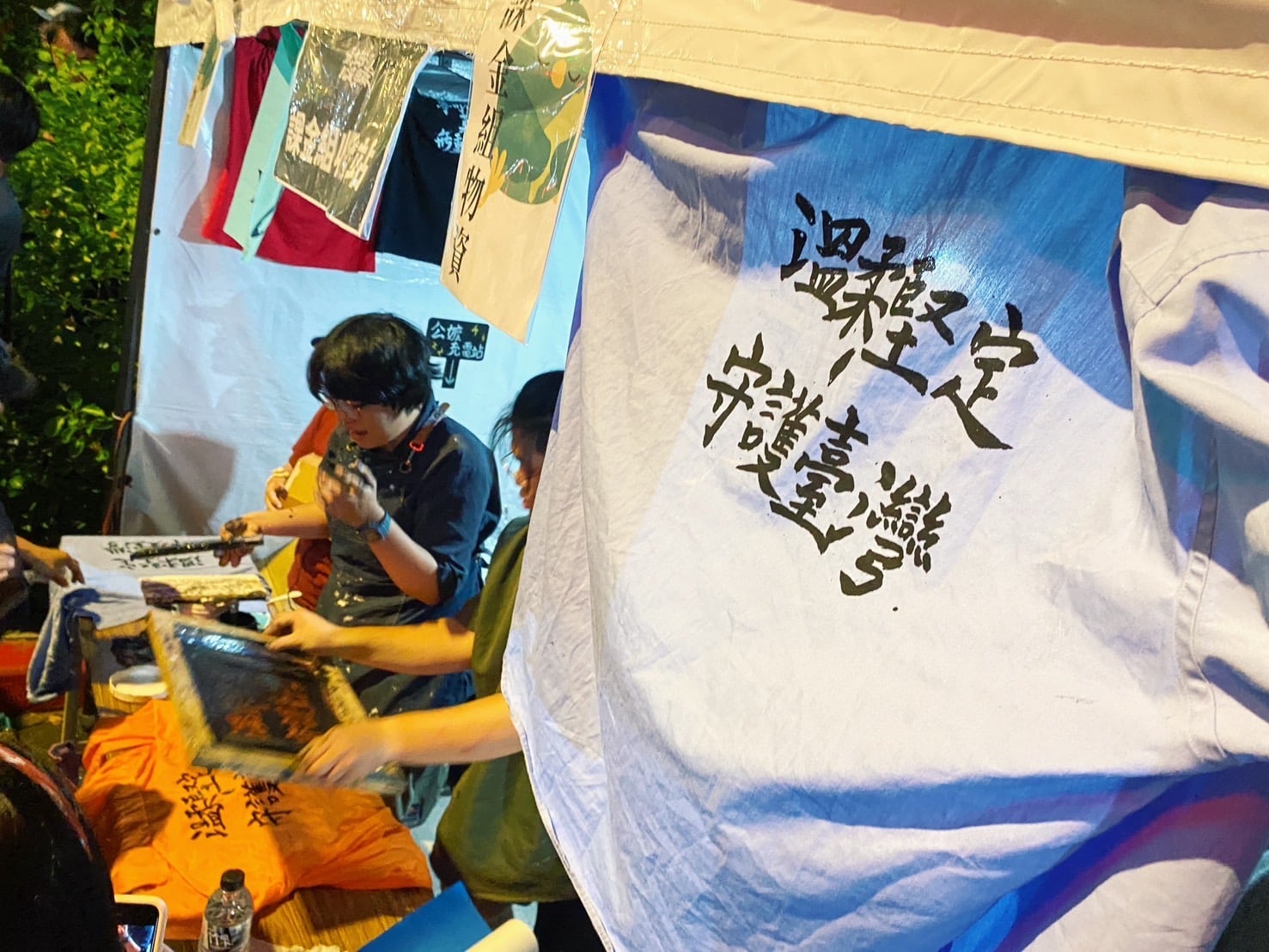 由國立臺南藝術大學材質系學生自行發起的絹印行動攤位。(攝影/陳晞)