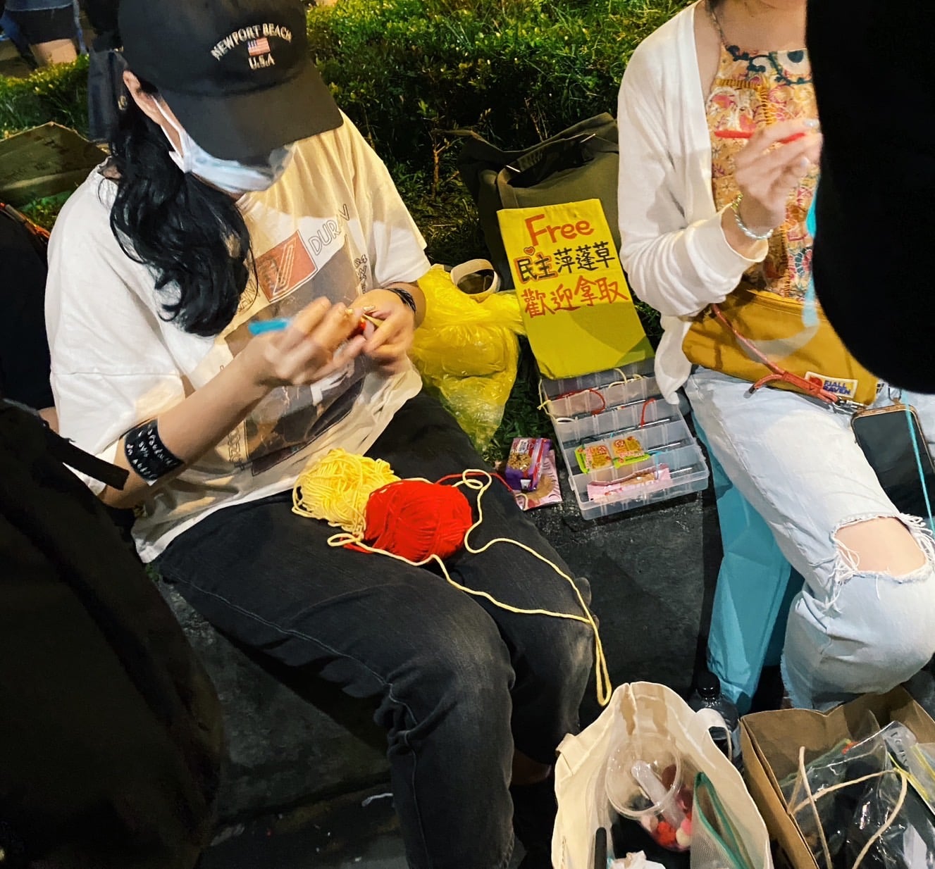 群眾在現場發起的「民主萍蓬草」手工藝活動,讓民眾一起坐下來編織。(攝影/陳晞)