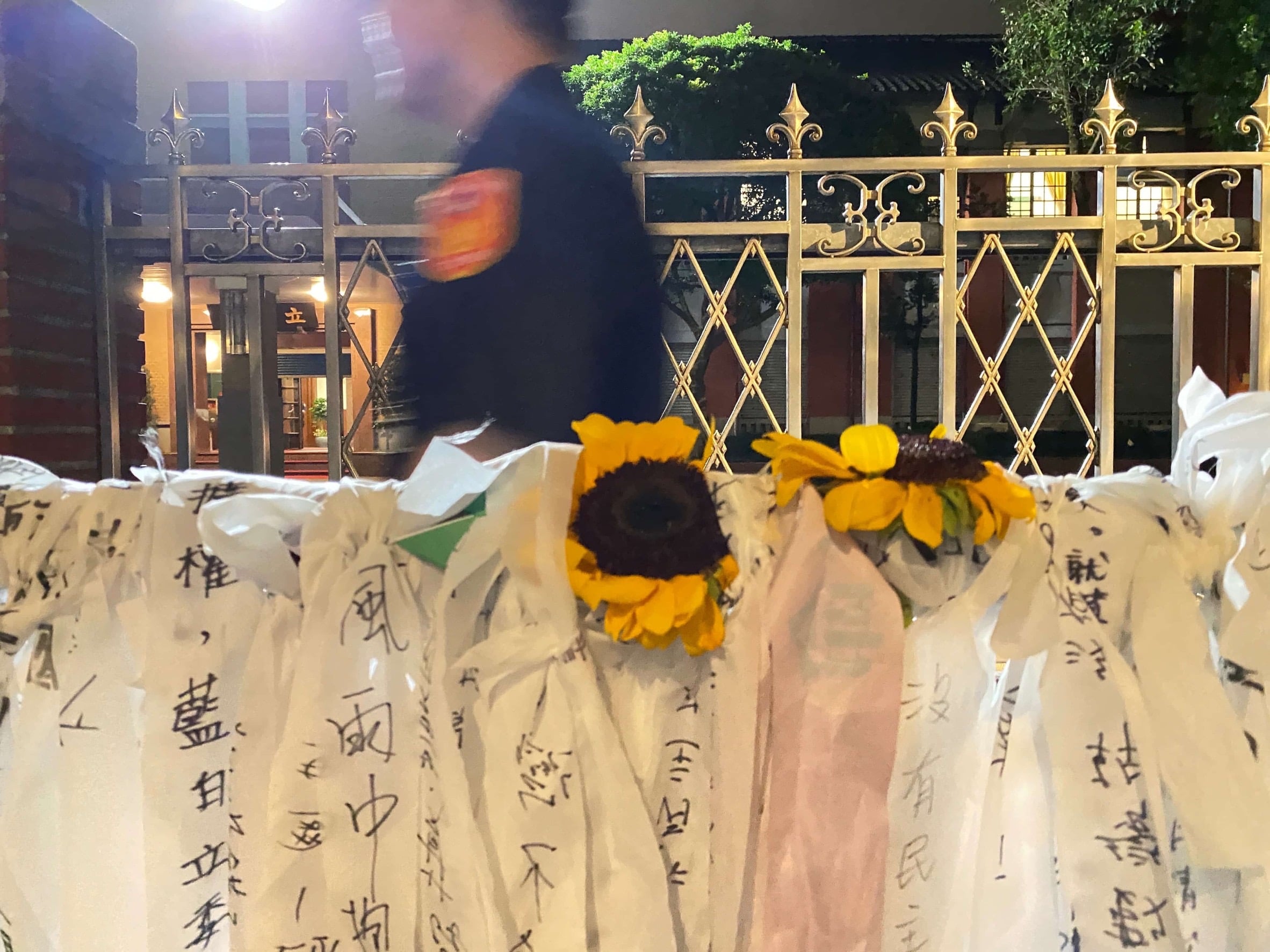 現場有人發起手寫布條綁在拒馬的活動,圖片為現場綁滿手寫布條的拒馬。(攝影/陳晞)