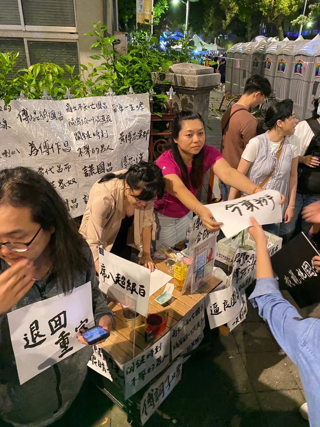 「絞肉機女神」粉專經營者自行搭建的現場書法行動。(攝影/陳晞)