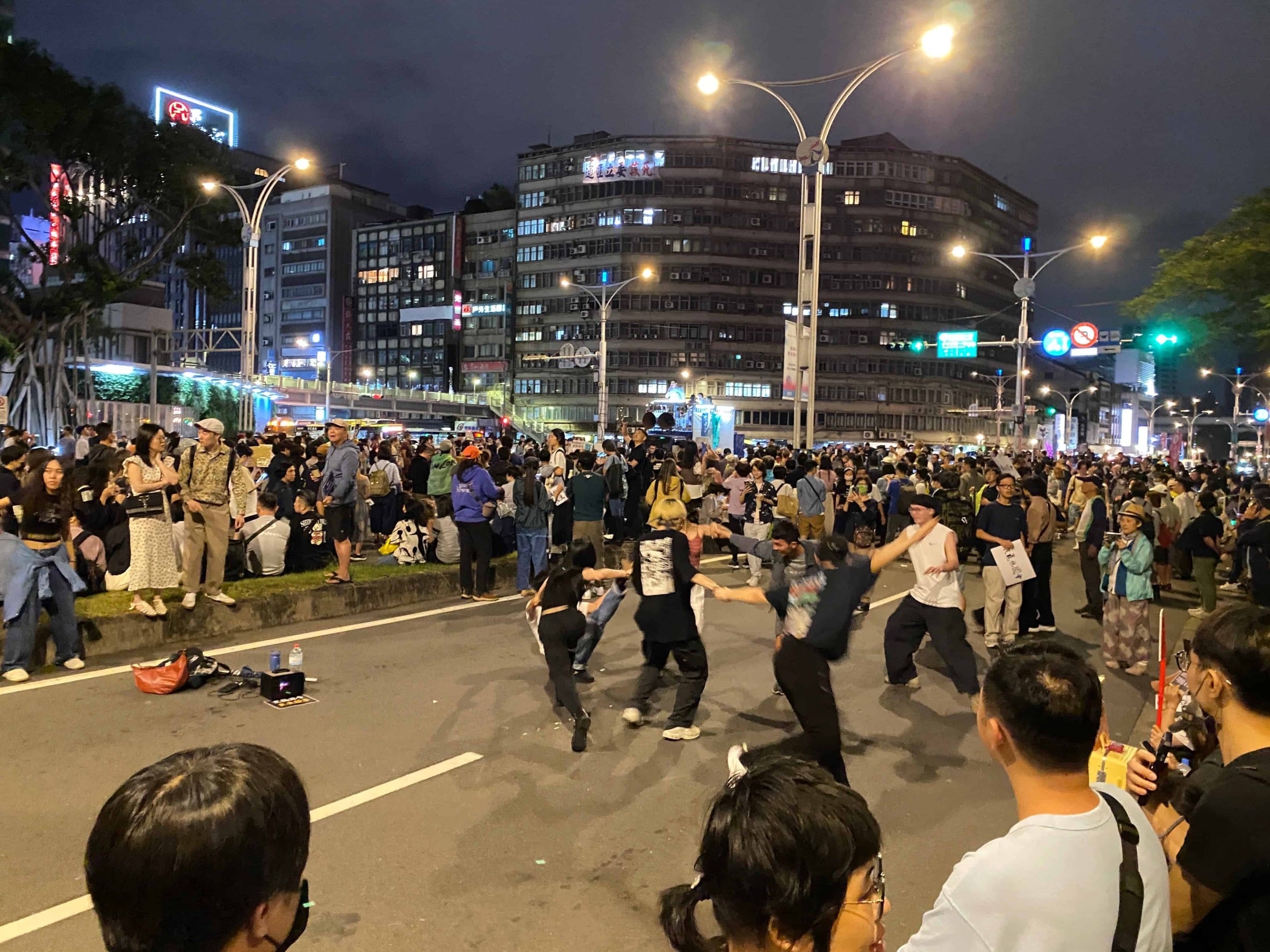 一群街舞舞者拿著音響上街,在運動現場隨意舞動表演。(攝影/陳晞)