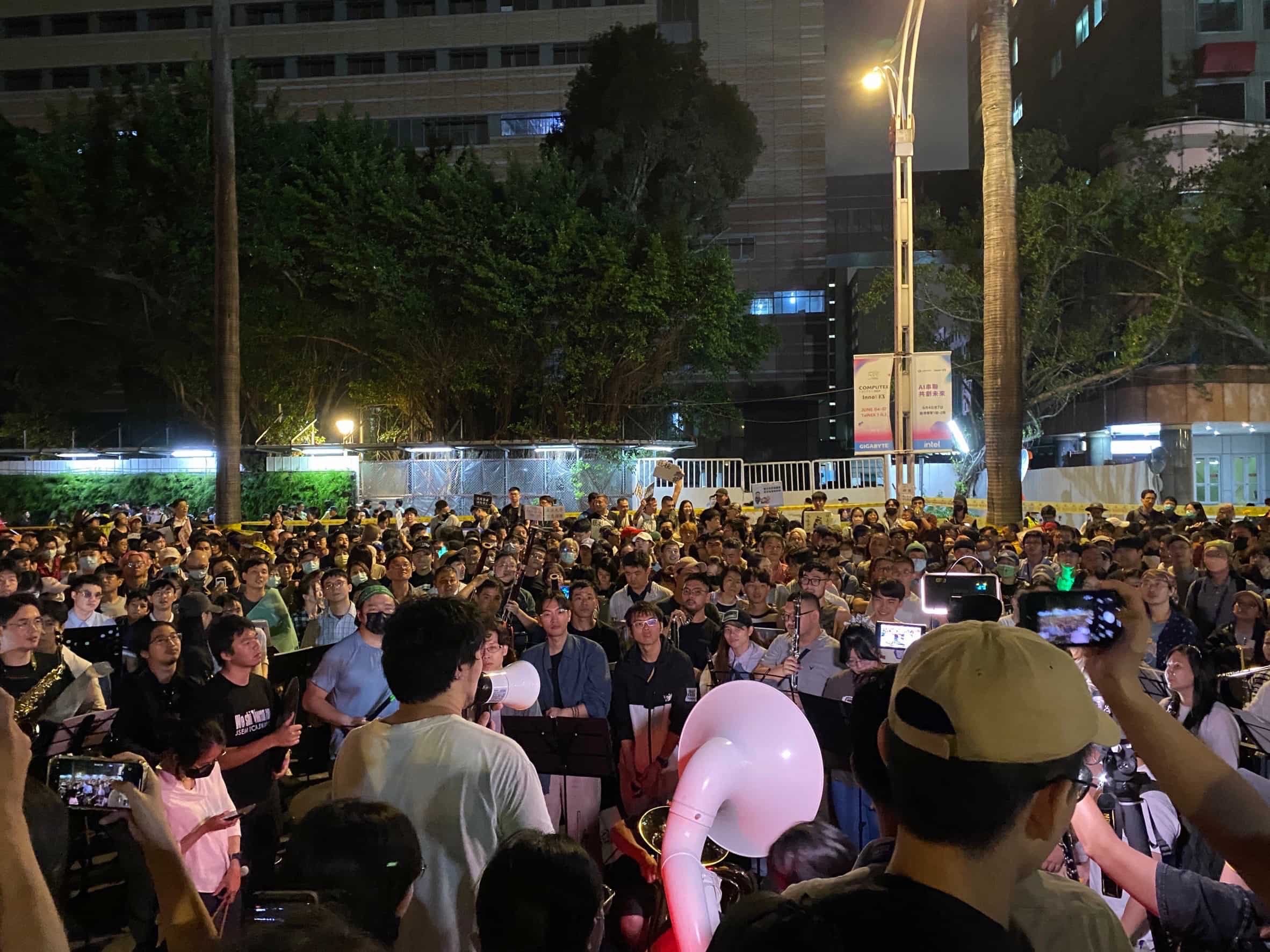 在網路上發起、並在現場集結的臨時交響樂團。(攝影/陳晞)