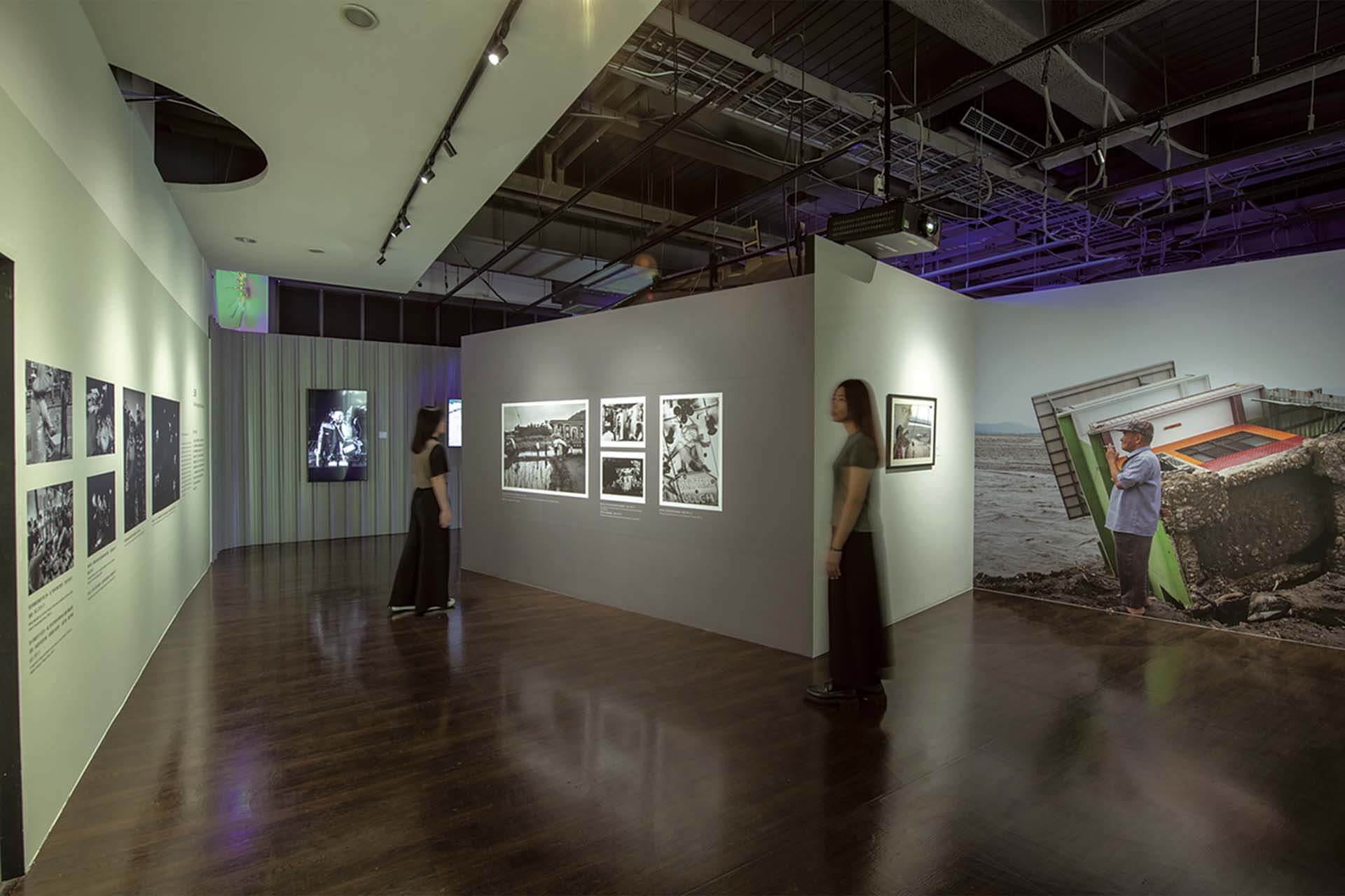 「臺灣意象展—變動中的臺灣人」展場一隅，透過勞動者的身影、八八風災，喚起臺灣人堅韌的生命力。（客家委員會客家文化發展中心提供）