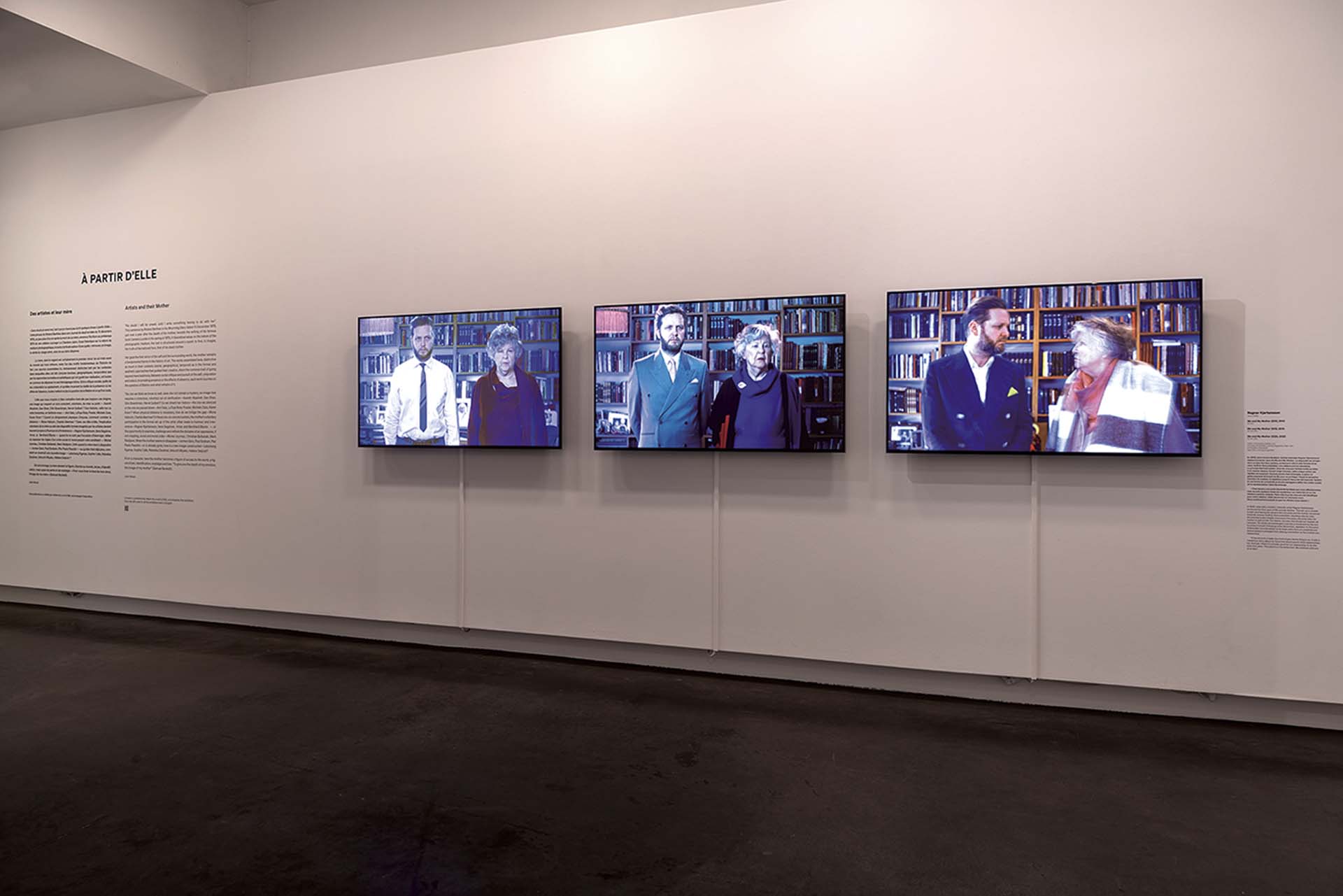 拉格納．基亞爾坦松（Ragnar Kjartansson） 與他的母親合拍的錄像作品「我與我的母親」（Me and My Mother）系列於展場一字排開。（巴黎LE BAL多謀體藝術中心提供）