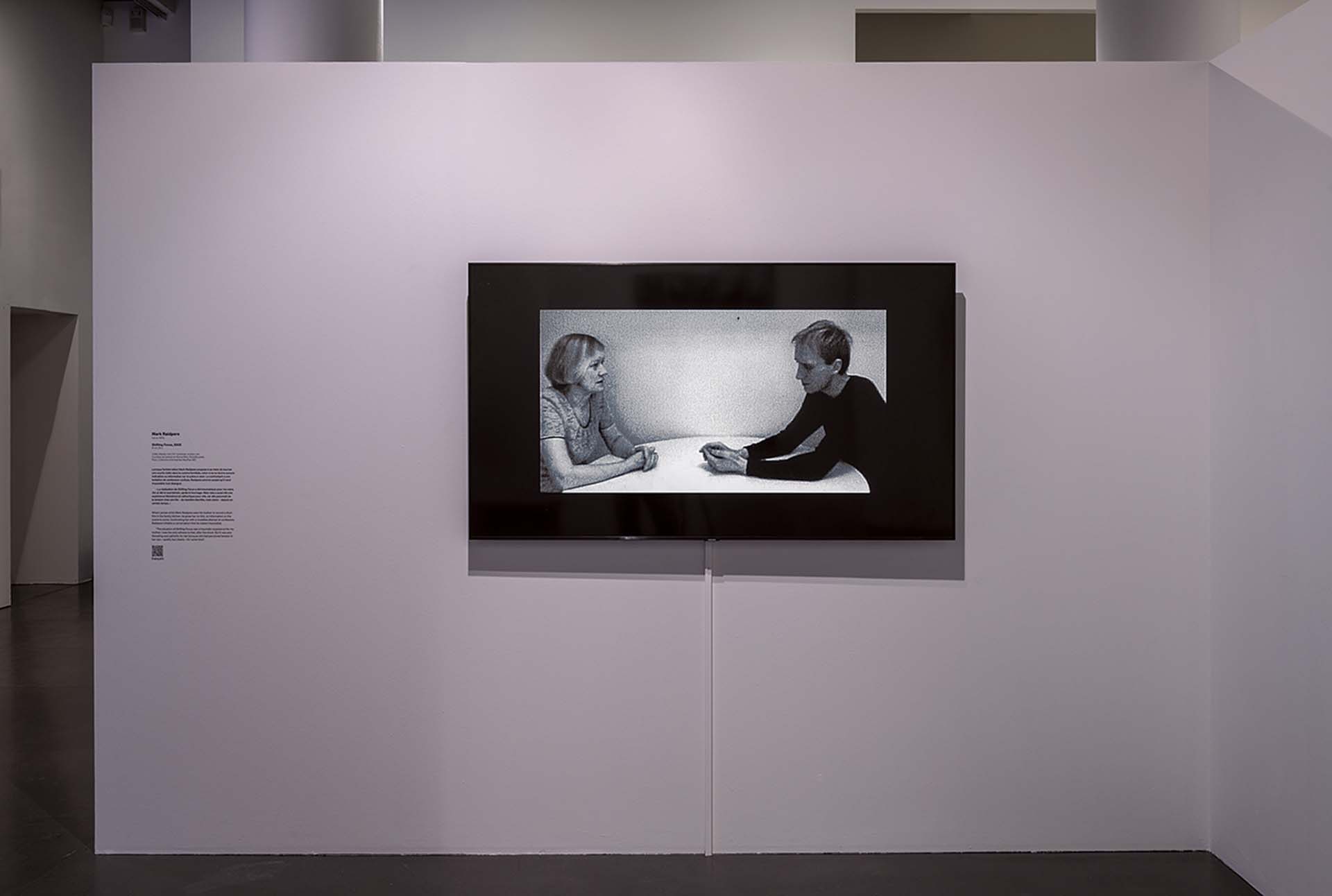 馬克．雷德佩爾 （Mark Raidpere）的作品《轉移焦點》（Shifting Focus）於展場展出一景。（巴黎LE BAL多謀體藝術中心提供）