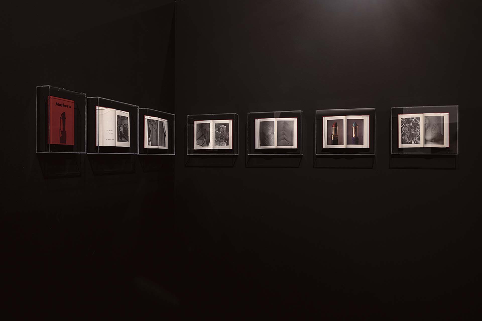 石內都（Ishiuchi Miyako）的作品《母親的》（Mother’s）於展場展出一景。（巴黎LE BAL多謀體藝術中心提供）