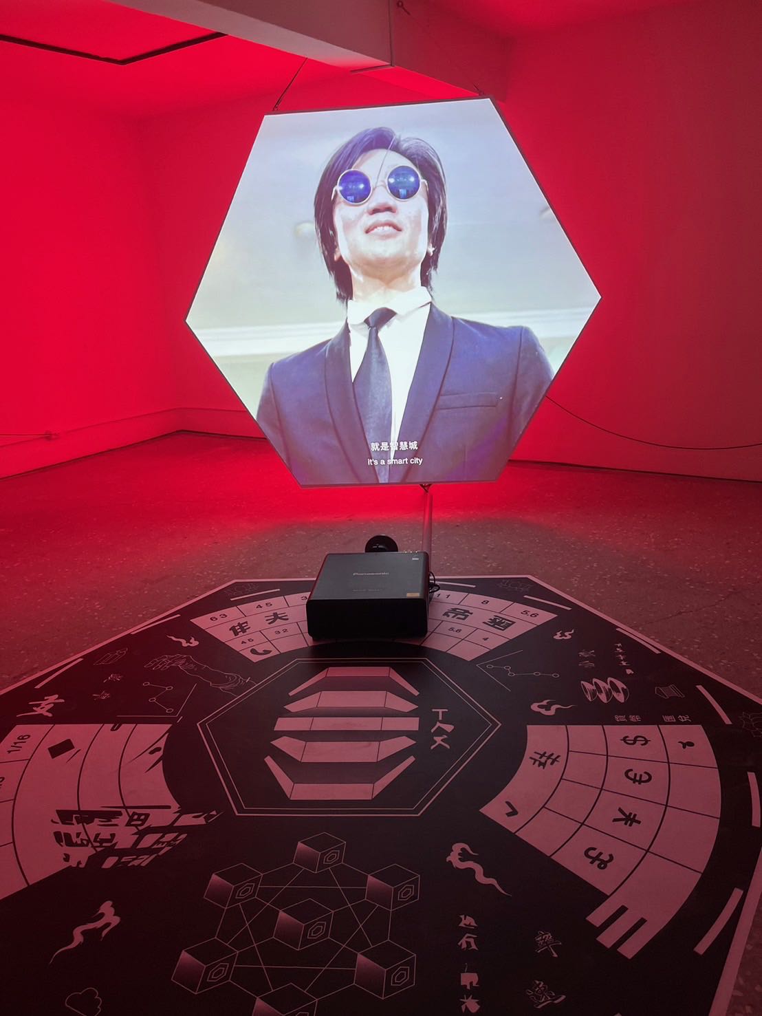 藉由《駭客任務》的圖像挪用，我們幾乎可以想像的是，今日中國在亞非地區智慧城市的佈局竟有如電影中「母體」的概念。圖為《鏈結》展覽現場。攝影／陳思宇