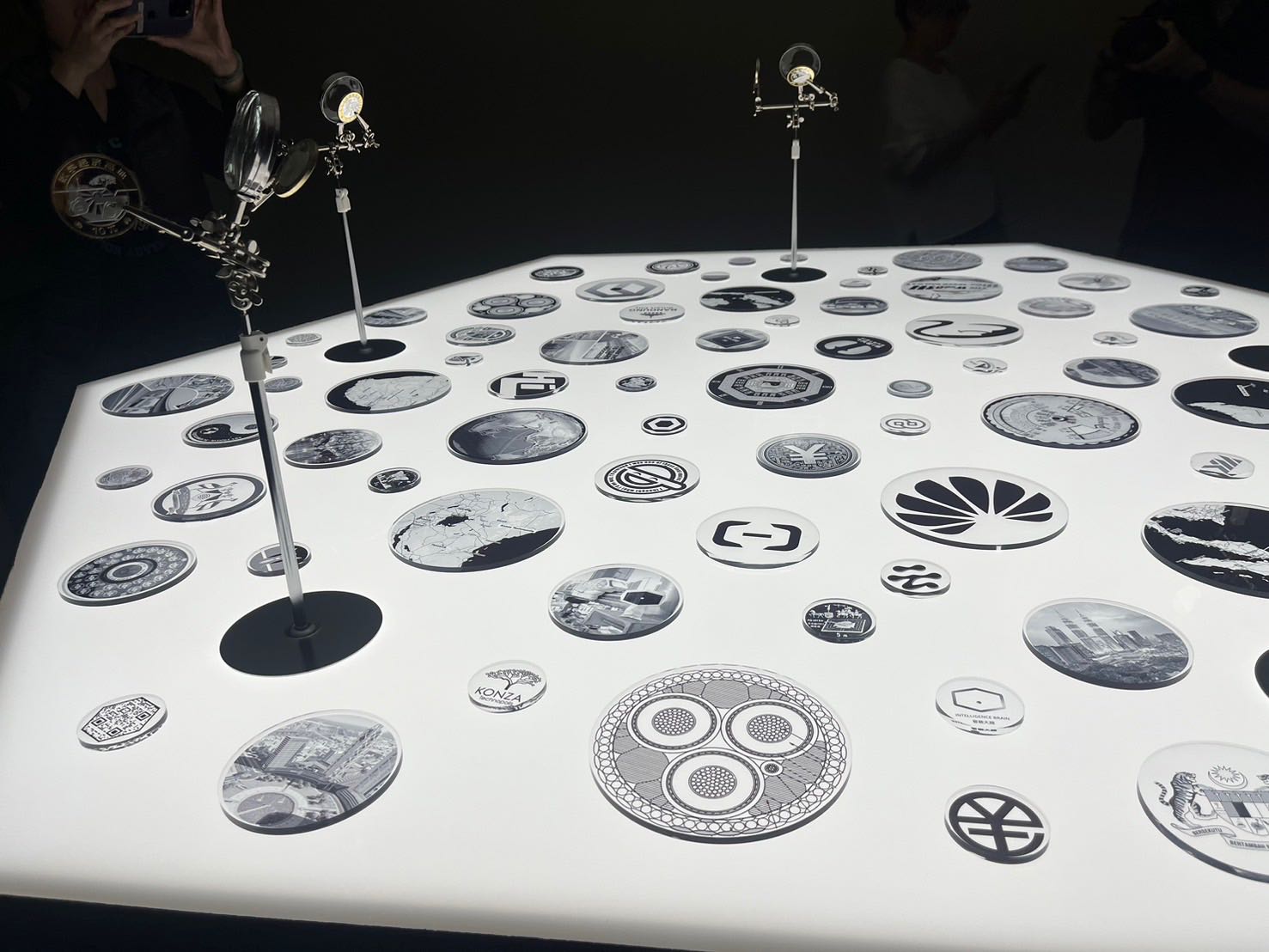 《智慧城》並置的圖像不只是代表著單一的城市建築、景觀，而是有如提供凝聚認同的支點，共同映射出一種想像的共同體。圖為《智慧城》展覽現場。攝影／陳思宇