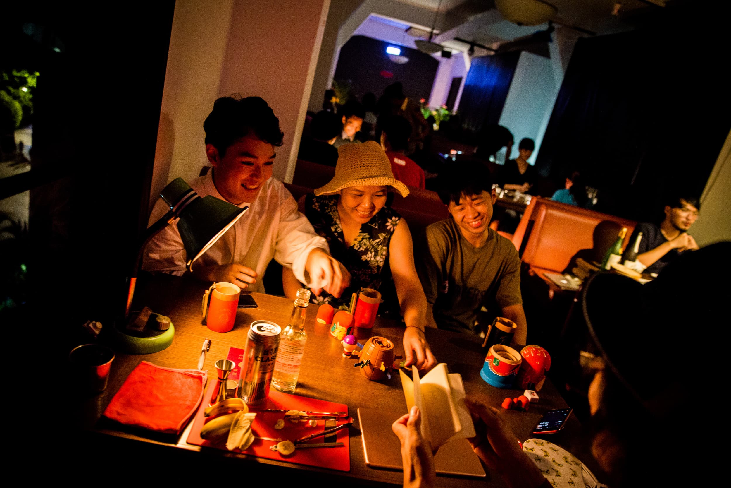 《島嶼酒吧》，2018，臺北表演藝術中心提供。©林軒朗。（IsLand Bar, 2018. Image courtesy of Taipei Performing Arts Center. ©Gelee Lai）