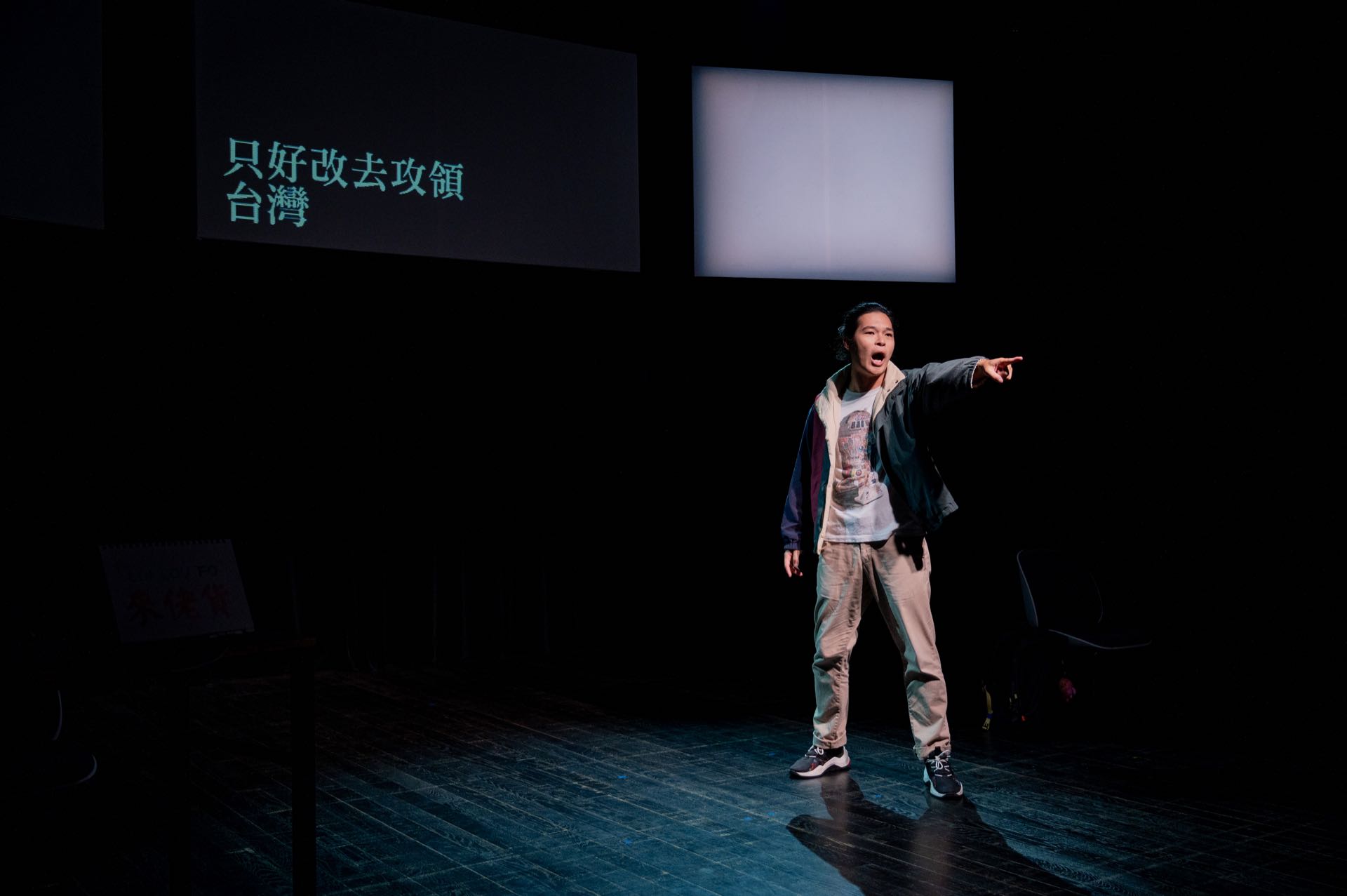 本文將從具現化的表演分析身體作為一種可能性的隱形地誌載體。圖為《移動島嶼》側拍，攝影師／吳峽寧，僻室提供