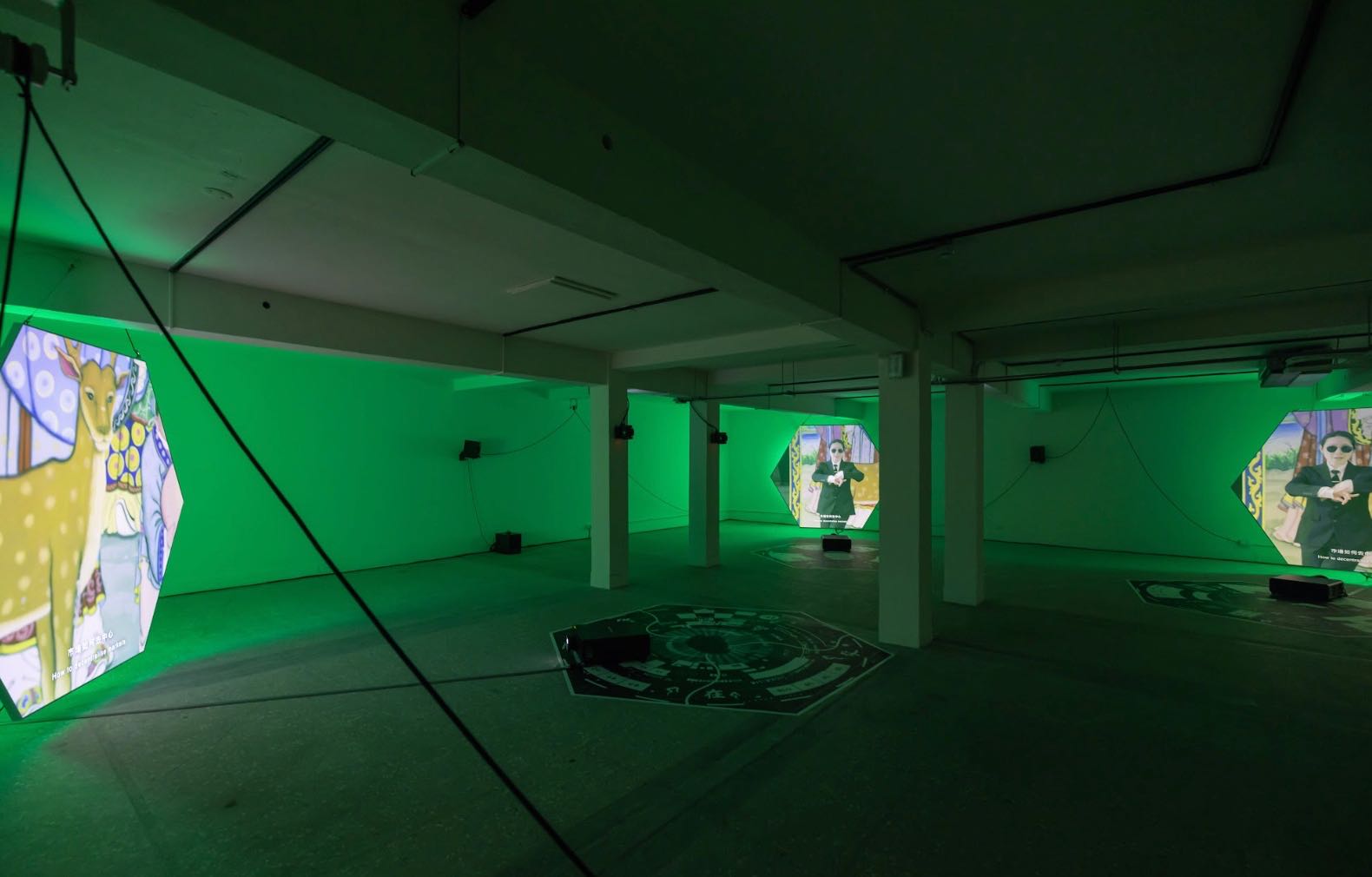 作品《鏈結》也大量挪用了流行文化中，1999年電影《駭客任務》的圖像。圖為《鏈結》展覽現場。攝影／汪正翔，洪建全基金會提供