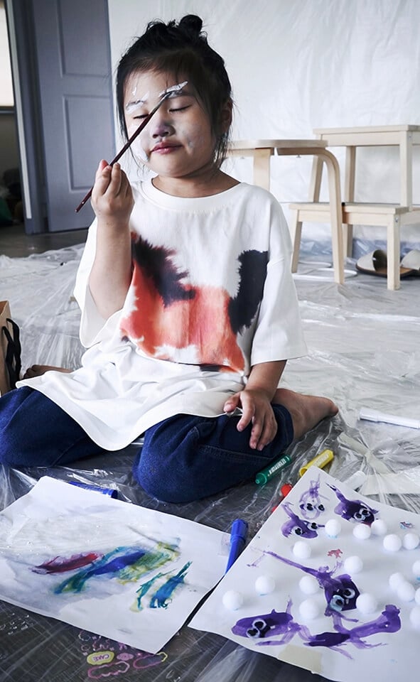 因為女兒的出現，許尹齡有了暫時放下畫筆的理由。看女兒塗塗抹抹、畫紙、畫自己的身體、畫到臉，再繼續畫其他地方，才讓她發現「原來看別人畫畫是這麼療癒的事」。（圖片提供：許尹齡、攝影：Arko studio）