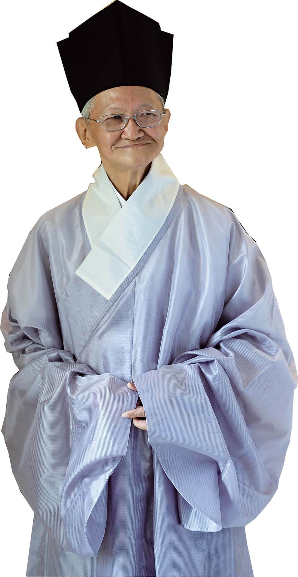 圖1 傅申著漢裝神似明代董其昌，留影於何創時書法藝術基金會。