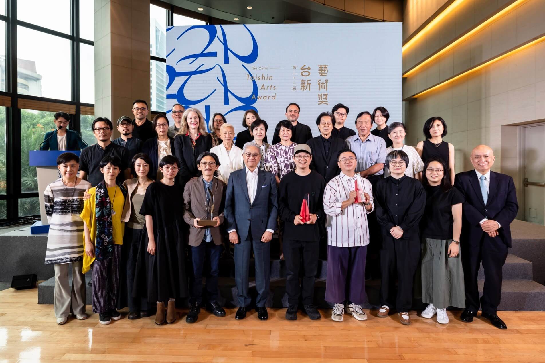 第22屆台新藝術獎三大獎得主、決選團、提名觀察人和與會貴賓一同合影。（台新藝術基金會提供）