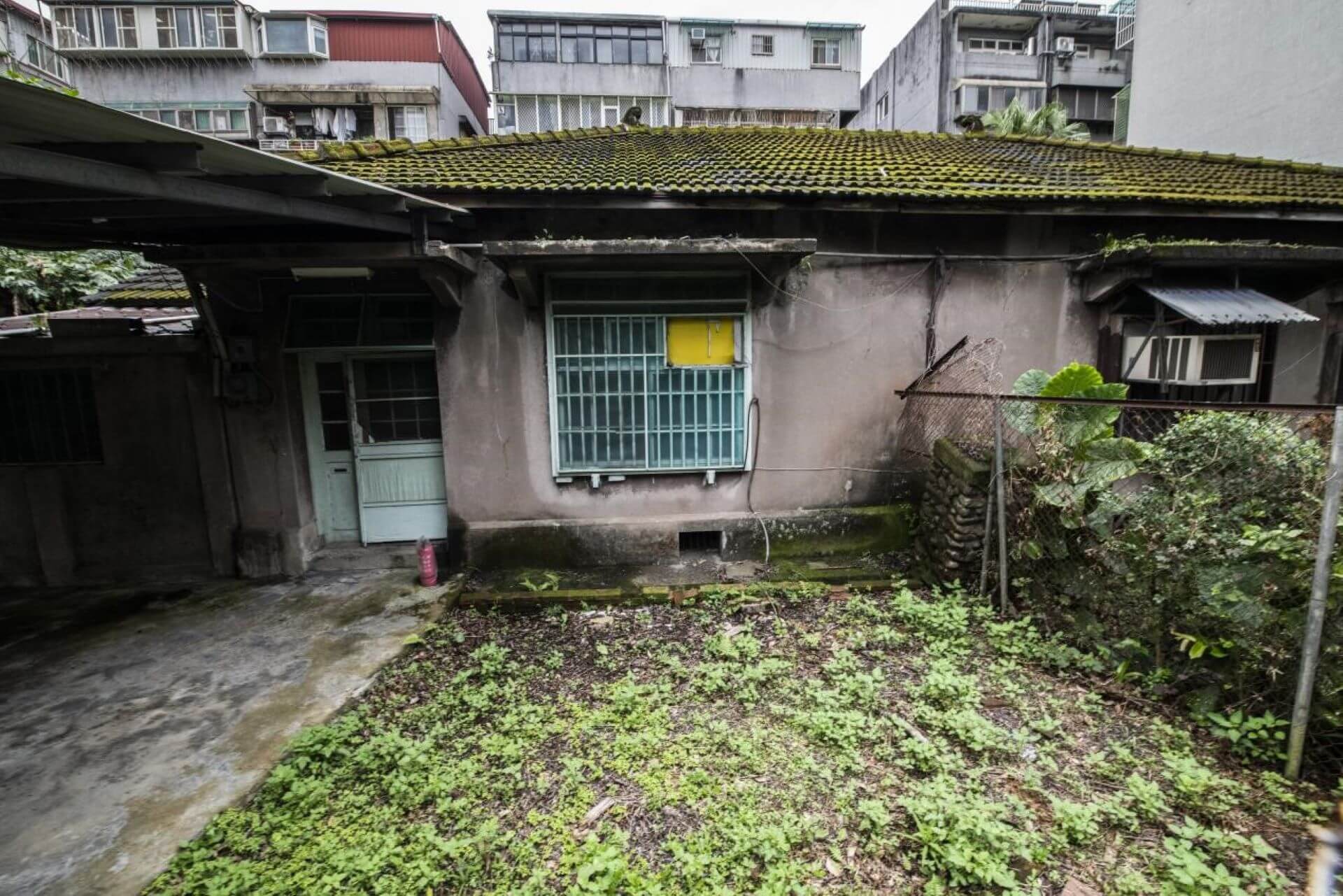 曹永和故居現框，比對1949年李登輝在此門口拍攝的結婚照，幾乎是沒有太多改變。圖片黃謙賢攝影師單次授權使用。（攝影／蕭文杰）
