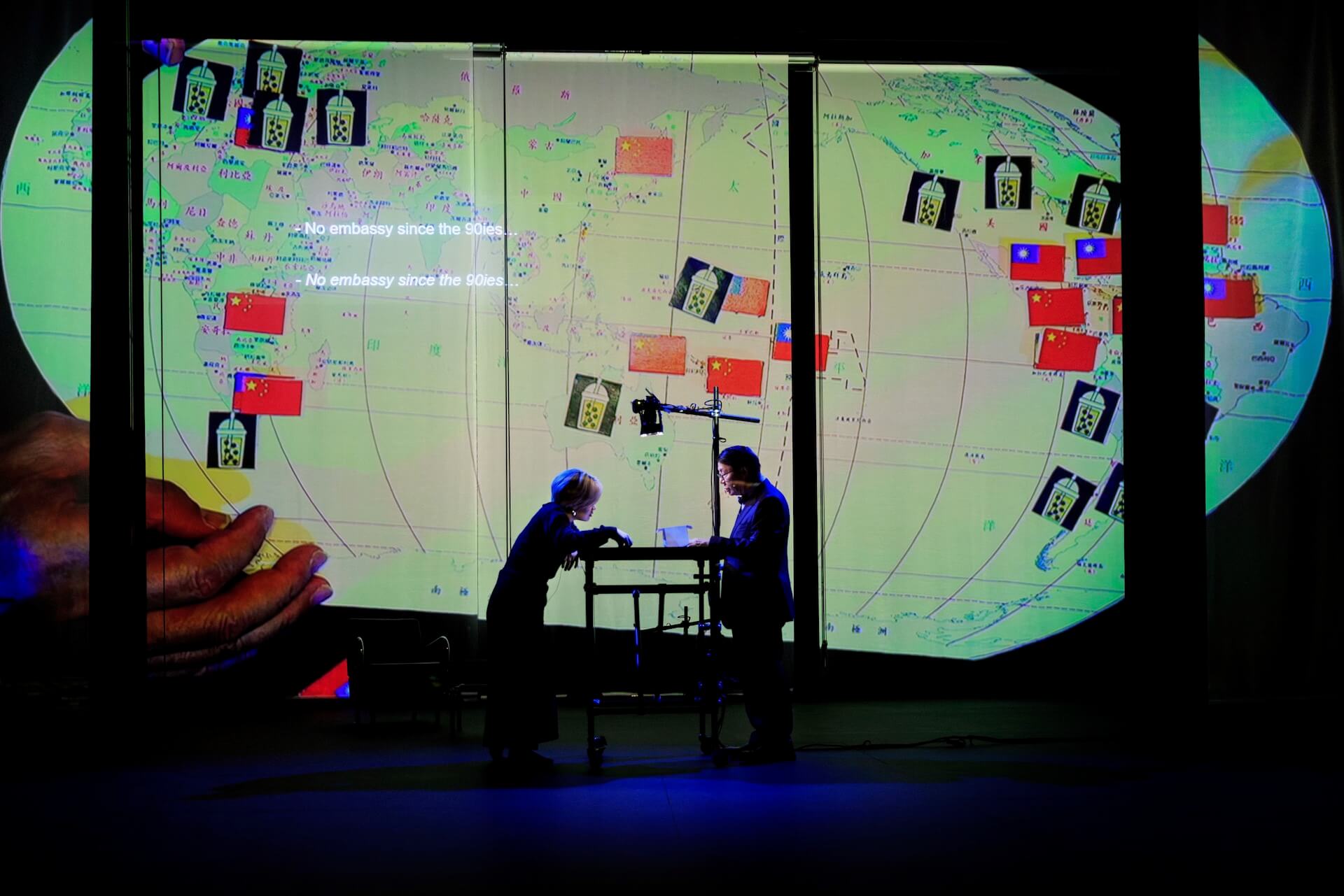 里米尼紀錄劇團（Rimini Protokoll），《這不是個大使館》（This Is Not an Embassy［Made in Taiwan］）演出照片。（© Claudia Ndebele，Rimini Protokoll提供）