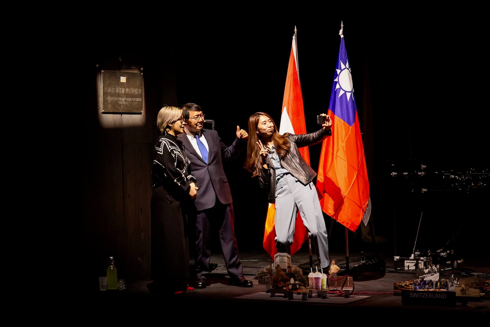 里米尼紀錄劇團（Rimini Protokoll），《這不是個大使館》（This Is Not an Embassy［Made in Taiwan］）演出照片。（© Claudia Ndebele，Rimini Protokoll提供）