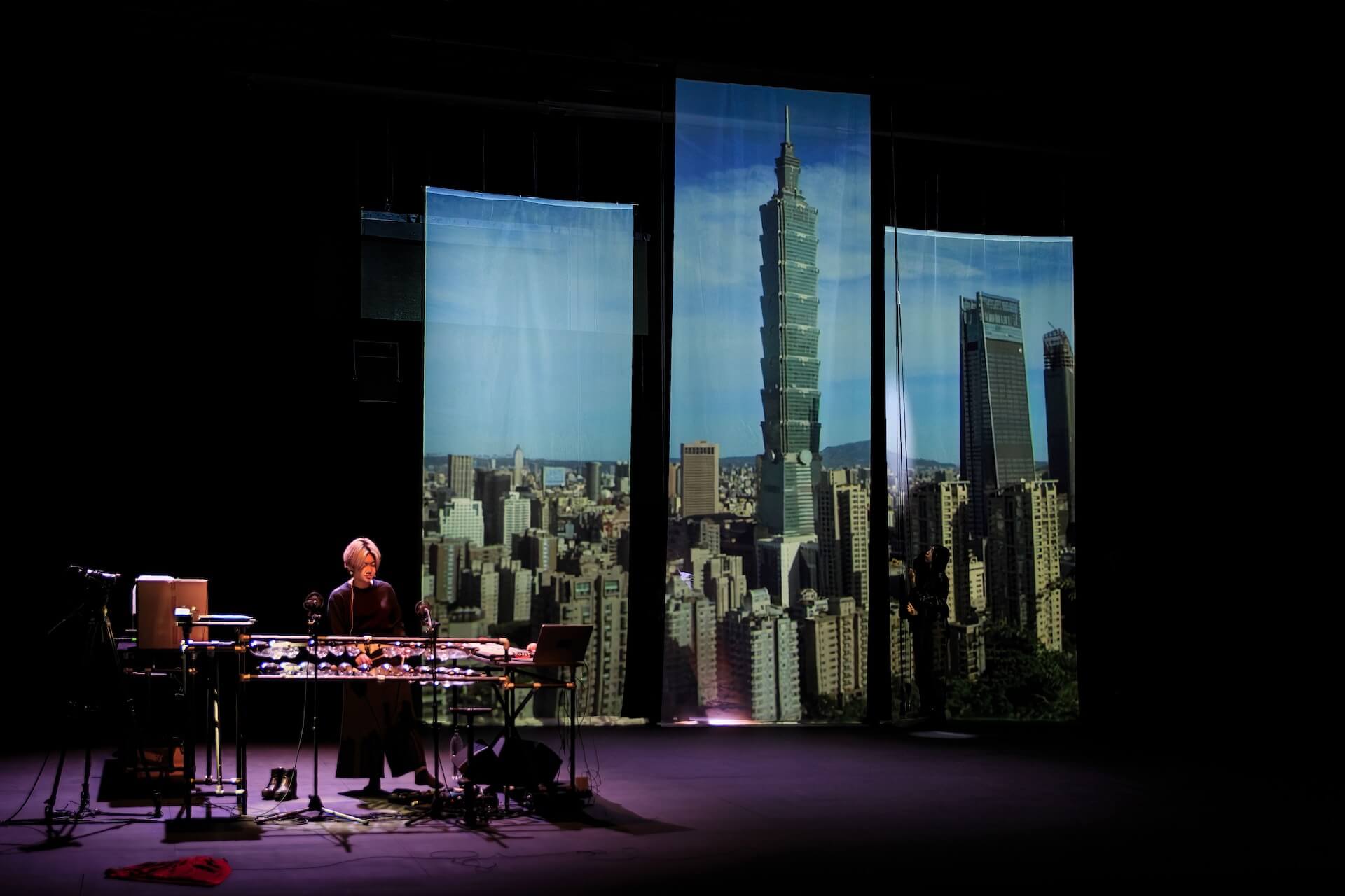 里米尼紀錄劇團（Rimini Protokoll），《這不是個大使館》（This Is Not an Embassy［Made in Taiwan］）演出照片。（© Claudia Ndebele，Rimini Protokoll提供）