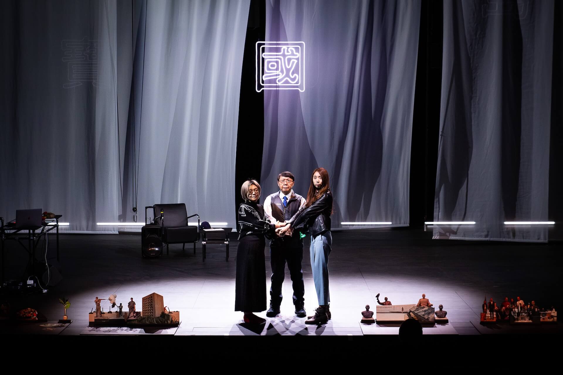 里米尼紀錄劇團（Rimini Protokoll），《這不是個大使館》（This Is Not an Embassy［Made in Taiwan］）演出照片。（© Claudia Ndebele，Rimini Protokoll提供）