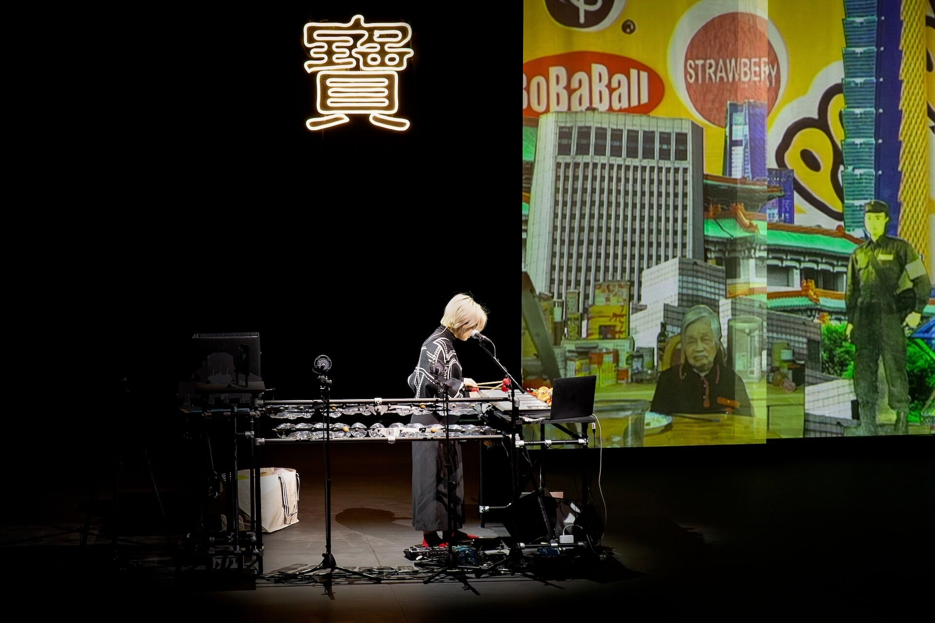 里米尼紀錄劇團（Rimini Protokoll），《這不是個大使館》（This Is Not an Embassy［Made in Taiwan］）演出照片。（© Claudia Ndebele，Rimini Protokoll提供）