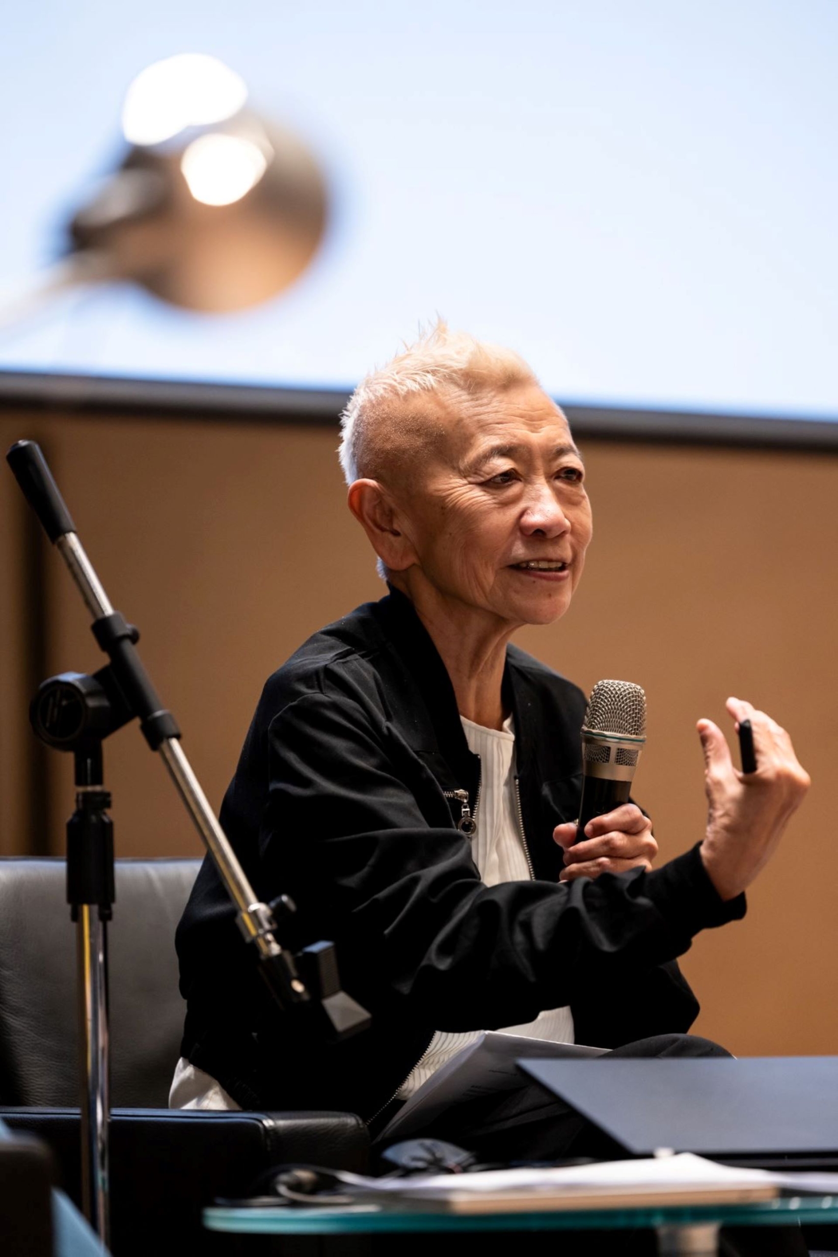 於今年三月甫獲得LG古根漢獎（LG Guggenheim Award）的當代藝術家鄭淑麗於講座現場。（攝影／呂國瑋，台新藝術基金會提供）