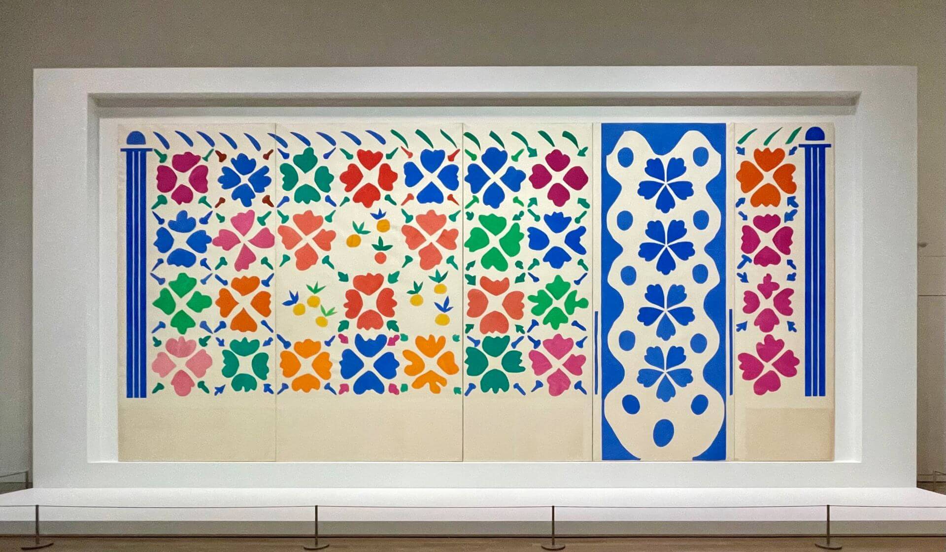 馬諦斯《花與果實》1952-1953年，剪紙畫，410 × 870 公分。（攝影／鄭禹彤）