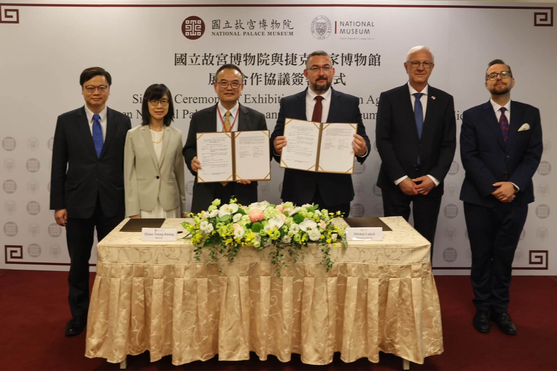 故宮蕭宗煌院長(左3)與捷克國家博物館Michal Lukeš館長(右3)簽署展覽合作協議，並由捷克參議院首席副議長Jiří Drahoš(右2)、捷克經濟文化辦事處代表David Steinke(右1)、故宮余佩瑾副院長(左2)以及外交部…