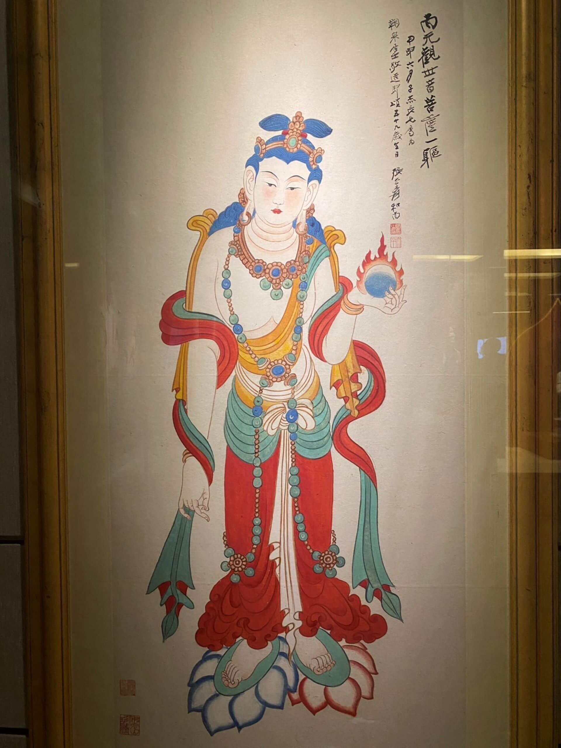 張大千《觀世音菩薩》臨本，原為香港收藏家高嶺梅珍藏，臨摹品與原壁畫大小比例相同，色彩鮮豔如初。（攝影／朱佑霖）