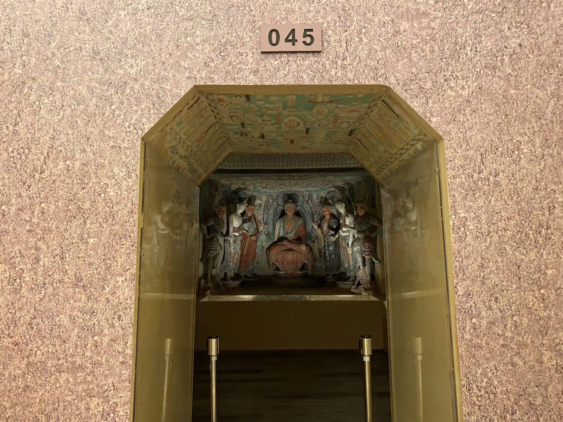 莫高窟第45窟1:1的3D洞窟復刻還原場景入口。（攝影／朱佑霖）