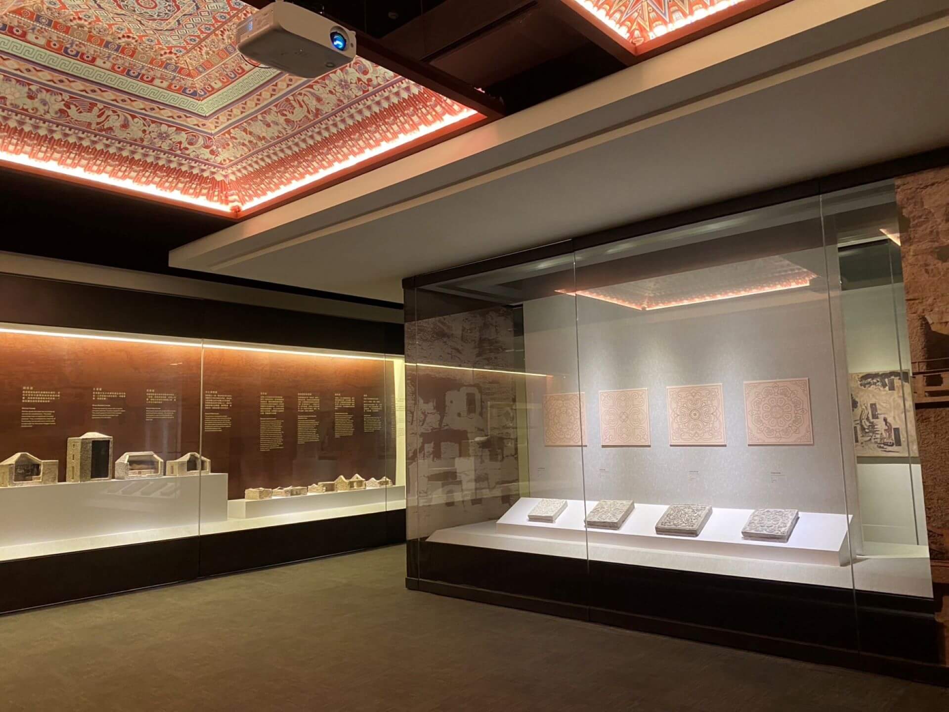2024佛光山佛陀紀念館「絲路光華─敦煌石窟藝術特展」展場風景，可見莫高窟中各類洞窟形制、石雕花磚模型。（攝影／朱佑霖）